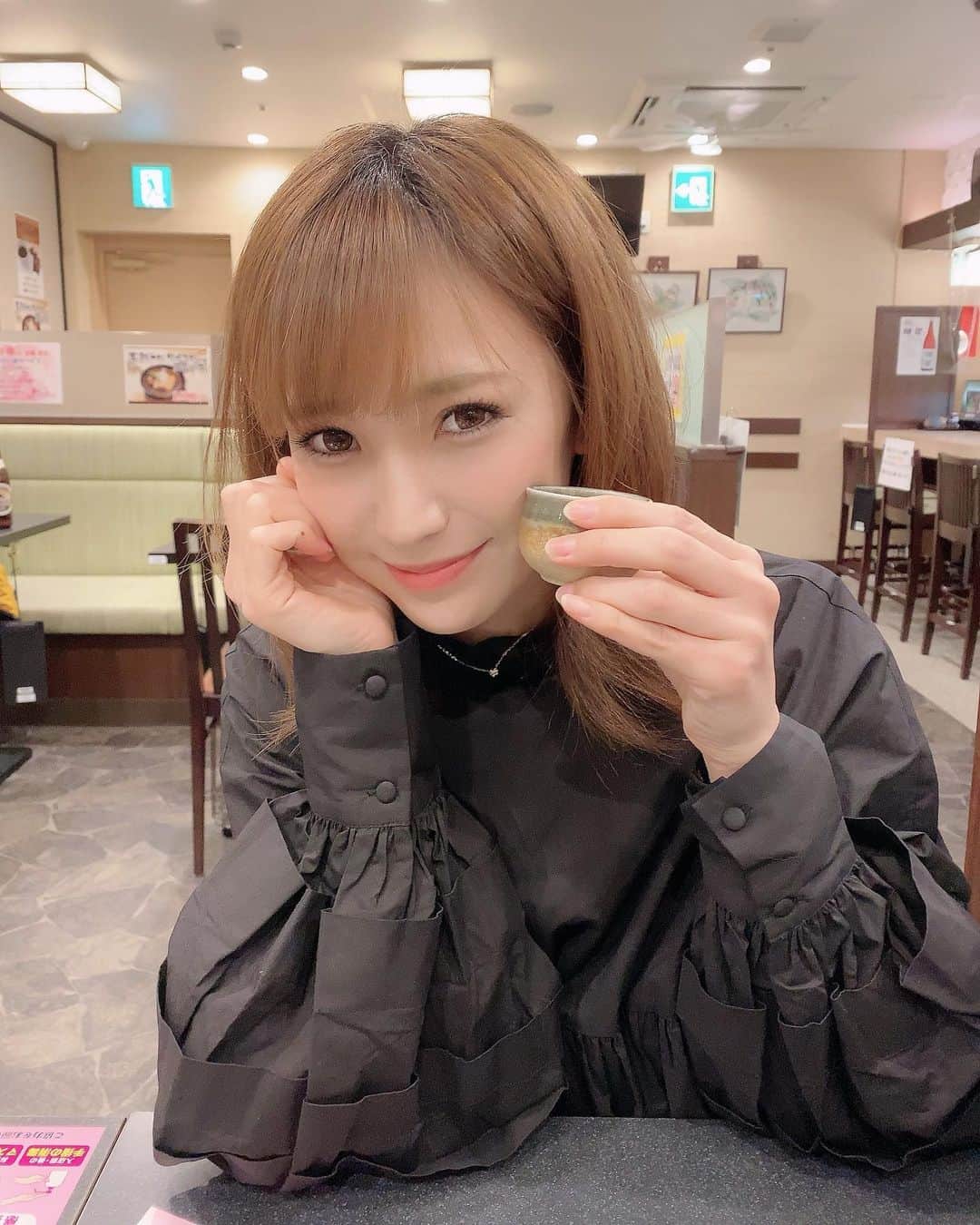 のインスタグラム：「朝から熱燗😅✨ お寿司食べたすぎて朝からすしざんまい🍣✨ お酒一緒に飲もう😌に使っていいよ😆笑 って前なんかでなんか流行ったよね？ 私ってよく飲むし良く食べすぎるしコスパ悪すぎな体🤣 焼肉は大ライス🙆‍♀️🙌 自粛中だけど感染予防 しっかりしながら家族で朝お寿司😌💕 #名古屋モーニング #名古屋グルメ ＃朝活 #お酒好きな人と繋がりたい #お酒好き女子 #ご飯大盛り #休日の楽しみ」