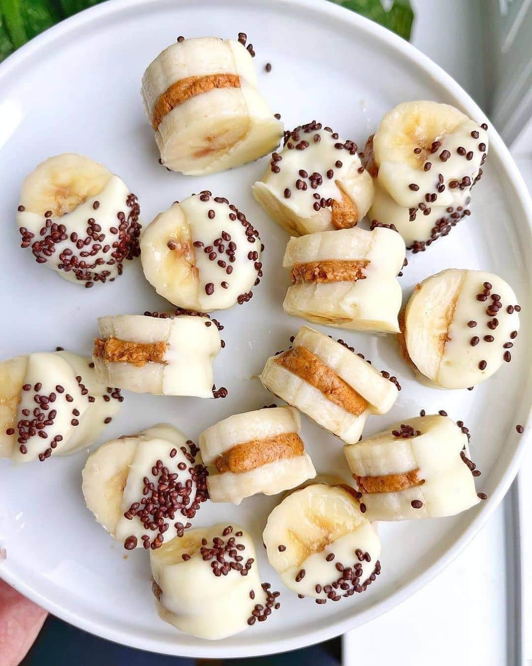 Sharing Healthy Snack Ideasのインスタグラム：「PROTEIN BANANA BITES 😍🍌💪🏻🍫 by @erinliveswhole  - For these just cut up three bananas into coins and lay them on a parchment lined baking sheet. then mix 1/2 cup pb and 1/4 cup protein powder (any flavor of choice) add pb mixture to one side of banana coin and top with another banana coin. freeze 1 hour. then melt 1/2 cup white chocolate chips with 1 tsp coconut oil in the microwave. dip half in, sprinkle with chocolate chia seeds (optional), and freeze at least 30 min! store in freezer or fridge. ENJOY AND HAPPY WEEKEND EVERYONE! ♥️ .」