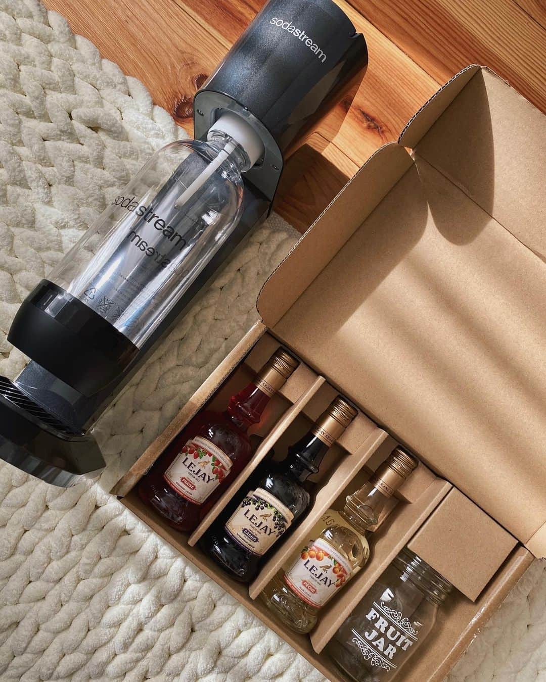 倉園由菜のインスタグラム：「. おうちでカクテルを作れるようになりました！ ずっと買おうか迷ってたソーダストリームもついにお迎え🙌  昔バーで働いてたからルジェ使ったカクテルも多少は作れるの🙆‍♀️  ウイスキーもあるからこれでハイボールも常に作れるし、おうちから出なくても良くなるなぁ😂  #サントリー #ルジェ #ソーダストリーム #suntory #lejay #sodastream #おうちバー #おうち時間」