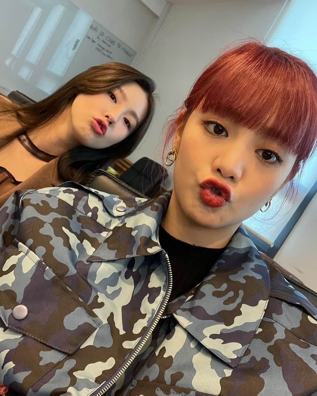 (G)I-DLEさんのインスタグラム写真 - ((G)I-DLEInstagram)「[#민니] 생축 🥸👅 해피면데이🍝🥳 그만좀삐져 PLEASE🙏🏻🙄 선물기달😬⏰」1月31日 13時21分 - official_g_i_dle