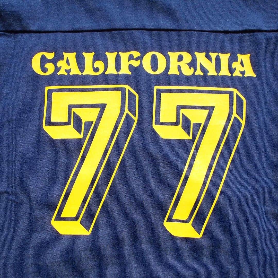 DARGO T-shirt &Sign Artさんのインスタグラム写真 - (DARGO T-shirt &Sign ArtInstagram)「#dargo春ボックス2021  　 CALIFORNIA 77 　 たまにはド直球なアメカジ系も。 パシフィックネイビー × ゴールドイエローの組み合わせ。 　 カリフォルニアを彷彿とさせる ゴールデンステイトカラー🇺🇸 　 バックプリントも完璧。 DARGOでは初のナンバリングT-shirtです。 　 こちらも春ボックス限定。少しだけ入ります。フットボール以外にも半袖Tシャツも有り。 　 春先はコーチJKTやオリーブのミリタリーシャツと合わせると楽しく着れますね😉🌴 　 #dargojapan #dargo春ボックス2021」1月31日 13時21分 - dargo_japan