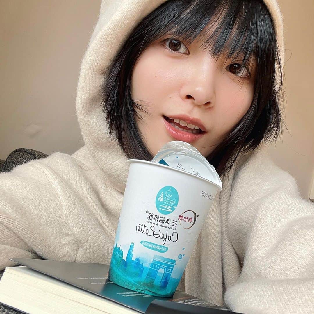 吳子霏（Ellen Wu）のインスタグラム：「﻿ 一本書，一部動漫，做點家事，寫下日記或發呆。就是最完美的休息日。٩(˃̶͈̀௰˂̶͈́)و﻿ ﻿ 佇外口ê朋友，一定愛會記得骨力洗手、掛喙罨矣矣矣！﻿ ﻿ #無目的拾光」