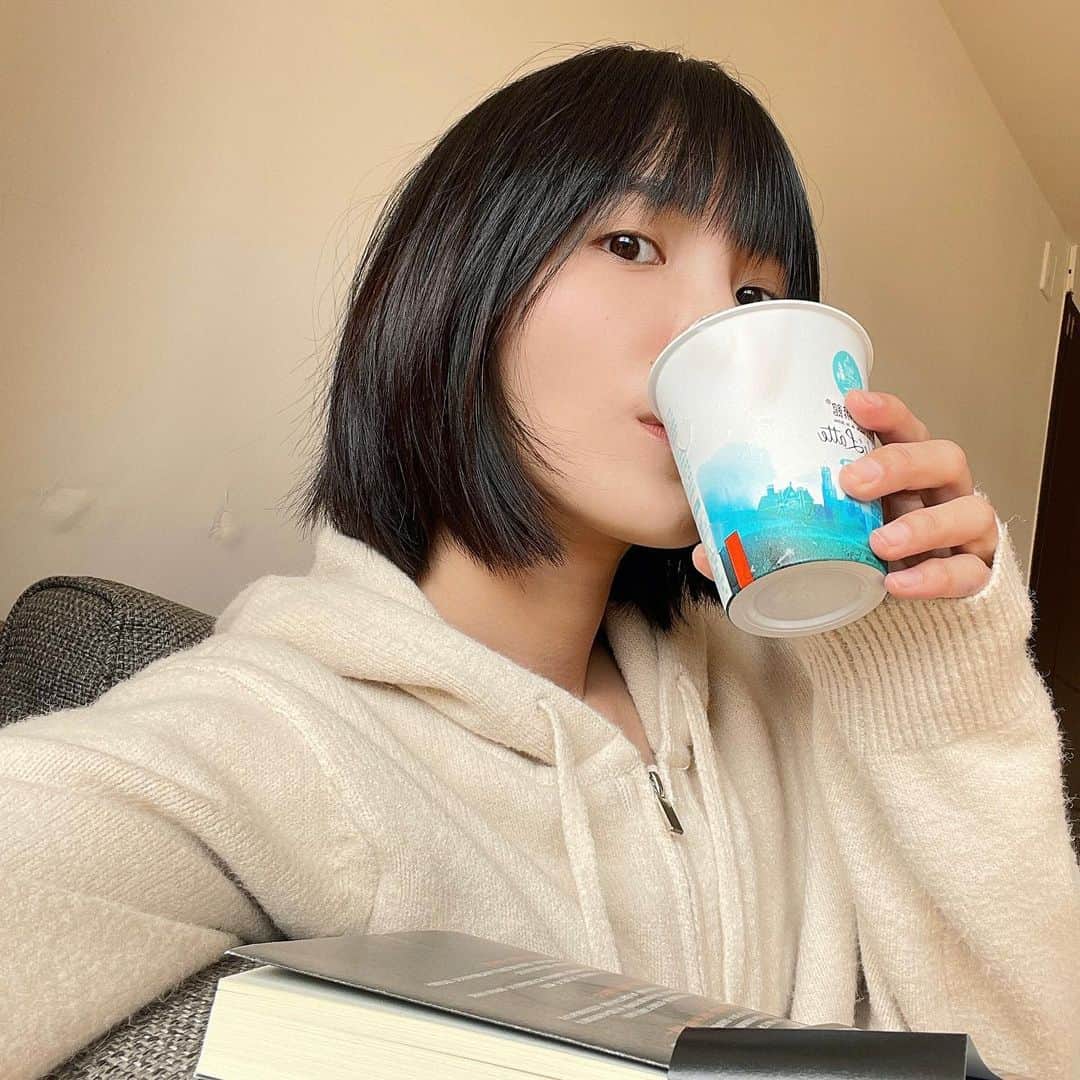 吳子霏（Ellen Wu）さんのインスタグラム写真 - (吳子霏（Ellen Wu）Instagram)「﻿ 一本書，一部動漫，做點家事，寫下日記或發呆。就是最完美的休息日。٩(˃̶͈̀௰˂̶͈́)و﻿ ﻿ 佇外口ê朋友，一定愛會記得骨力洗手、掛喙罨矣矣矣！﻿ ﻿ #無目的拾光」1月31日 13時22分 - ellenwuuuuu