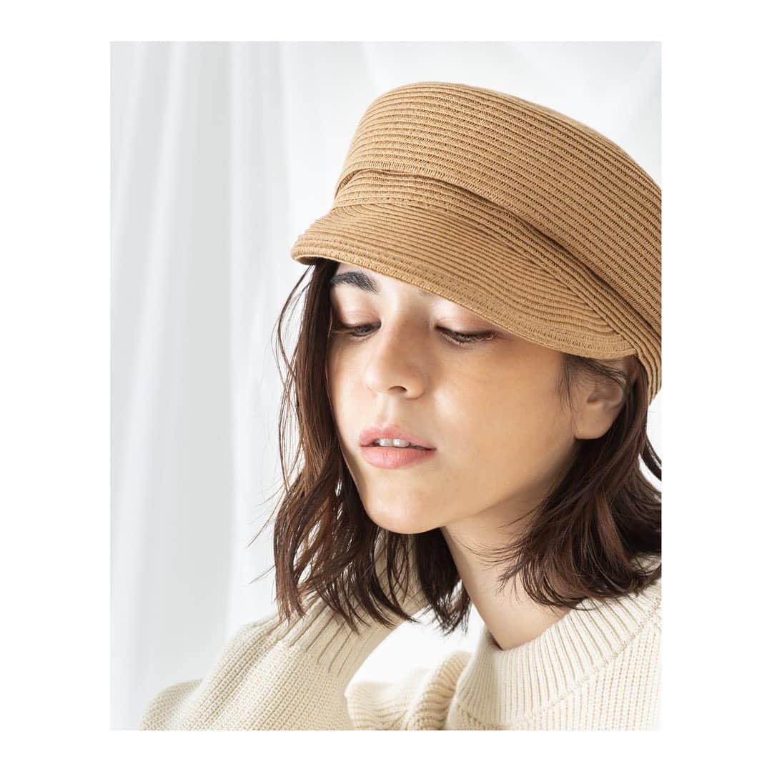 NATURAL BEAUTY BASICのインスタグラム：「新作WEBカタログができました。  --------------- 2021.PRE SPRING Gentle air ---------------  シャボン玉を吹くときのような「ゆとり」と、花を買うときのような「ときめき」自分自身が自然体でいられる生活のための服。  NATURAL BEAUTY BASICではこの春、Gentle airをテーマに仕事服はもちろん、おうち時間にも着心地の良いデイリーに活躍する服を提案していきます。  NO.4 KNIT STYLE 少したっぷりとしたボリュームがありながら、軽やかに着られる春ニットです。 バックスタイルにスリットをいれたラウンドヘムラインがポイントです。デニムにざっくりと1枚着るだけで様になるニットですが、マリンキャップや抜け感のあるメッシュのミュールをプラスすることで、春らしい軽やかなスタイリングに。  Credit ★印：着用カラー  ニット 1170270　￥7,150 tax in Color:オフ★/ベージュ/ミント Size:M  ホワイトデニム 1130175 ￥7,700 tax in Color:オフ★/ライトグリーン Size:XS/S/M  キャップ　1195200 ￥3,850 tax in Color:ベージュ★/ブラック  ミュール 1185270 ￥7,700 tax in Color:オフ★/ベージュ Size:S/M/L  #ナチュラルビューティーベーシック #NATURALBEAUTYBASIC #略してNBBです #NBB #NBBコーデ  #春の新作カタログがきました #ニットスタイル #ニットコーディネート #シンプルコーディネート #大人シンプルコーデ #カジュアルコーデ #リラックススタイル #小物使いがポイント #162cm #今日のコーデ #明日のコーデ #2021january」