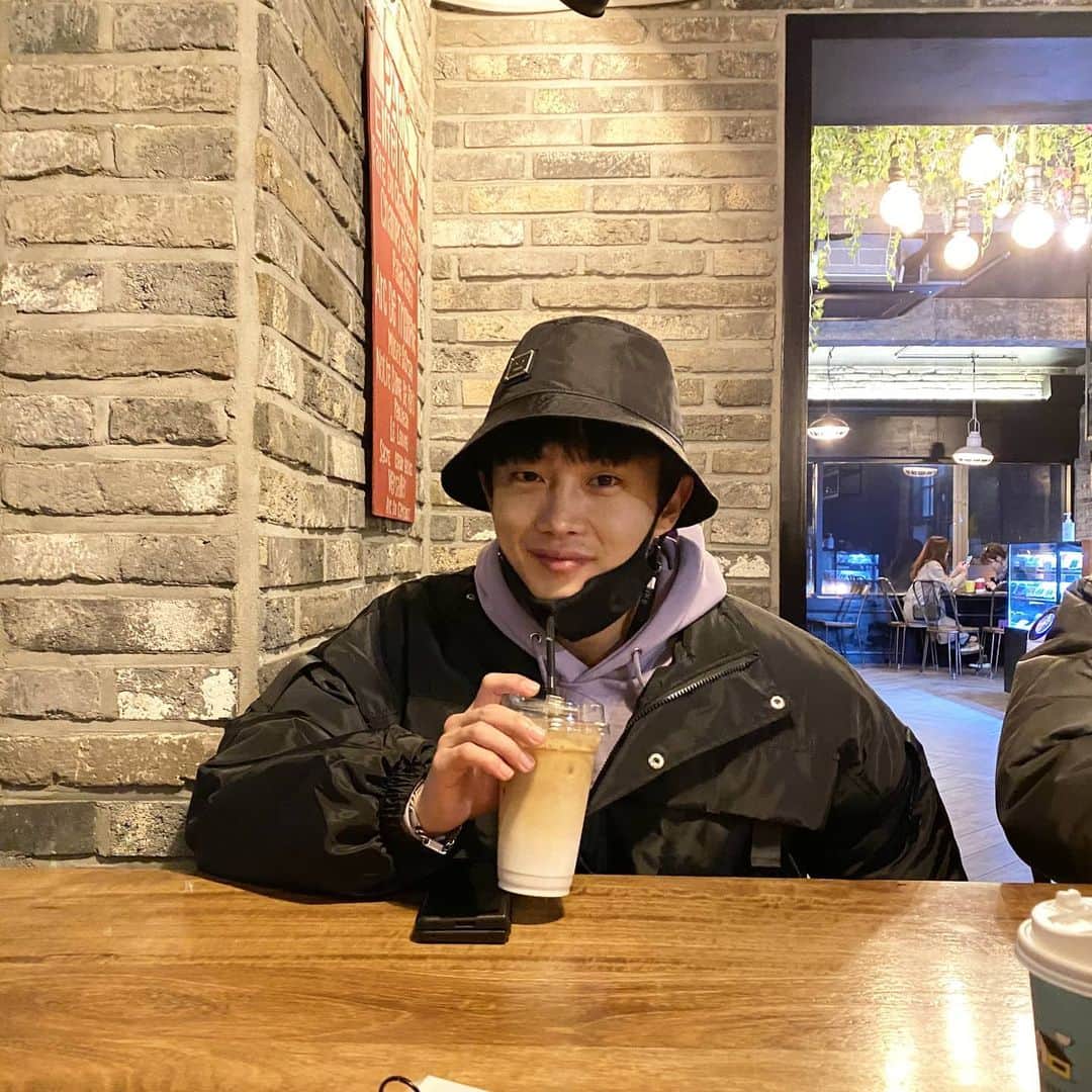 キム・ミンソクのインスタグラム：「늦었지만 지난 생일날. 축하해주신 모든 분들 참으로 감사했어요. (당연히 마스크는 사진 찰칵 했을때만 턱에 걸쳤어요.)」