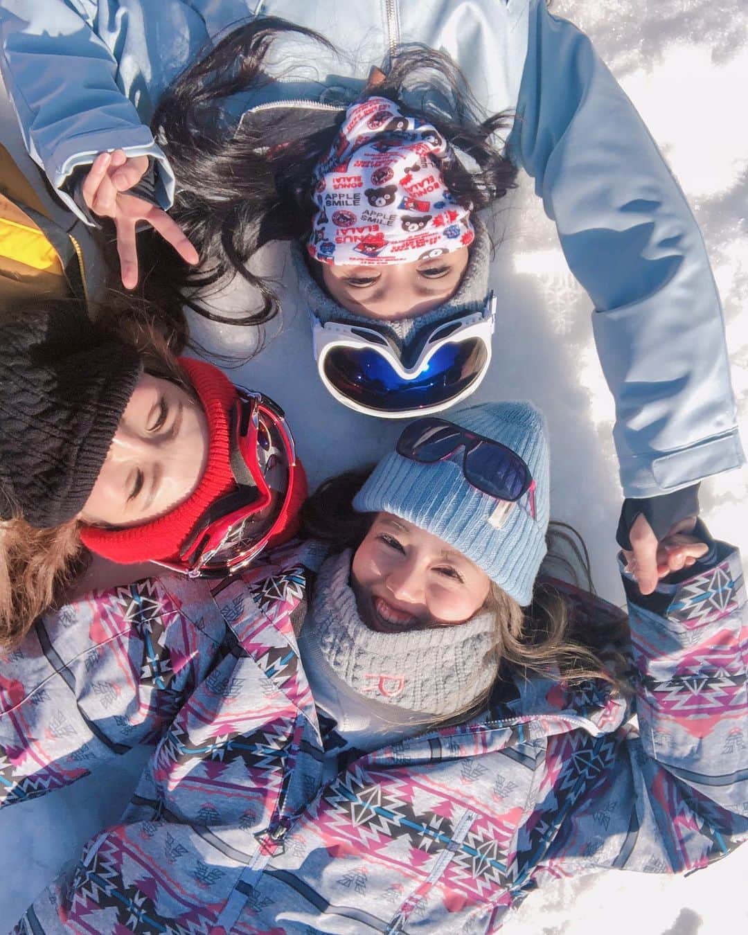 myumyuさんのインスタグラム写真 - (myumyuInstagram)「眩しっ😆☀️楽しっっ😂☀️✨笑  #bff#bestfriends#love#peace#happy#snowboardgirl #スノボ#スノボー女子#スノーボード#快晴#☀️」1月31日 13時15分 - myumyu_travel_bikini