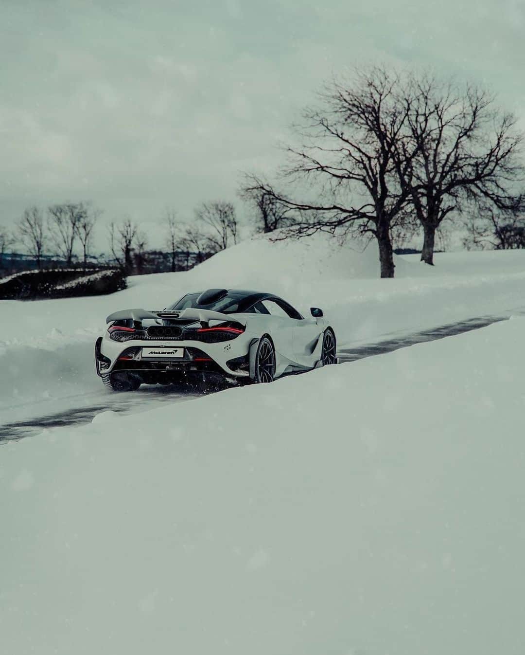 CARLiFESTYLEさんのインスタグラム写真 - (CARLiFESTYLEInstagram)「McLaren 765LT in the snow! 🥶 Photo by @blekoshots #carlifestyle #765lt #mclaren765lt」1月31日 13時15分 - carlifestyle