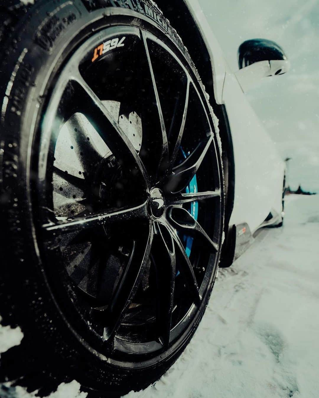 CARLiFESTYLEさんのインスタグラム写真 - (CARLiFESTYLEInstagram)「McLaren 765LT in the snow! 🥶 Photo by @blekoshots #carlifestyle #765lt #mclaren765lt」1月31日 13時15分 - carlifestyle