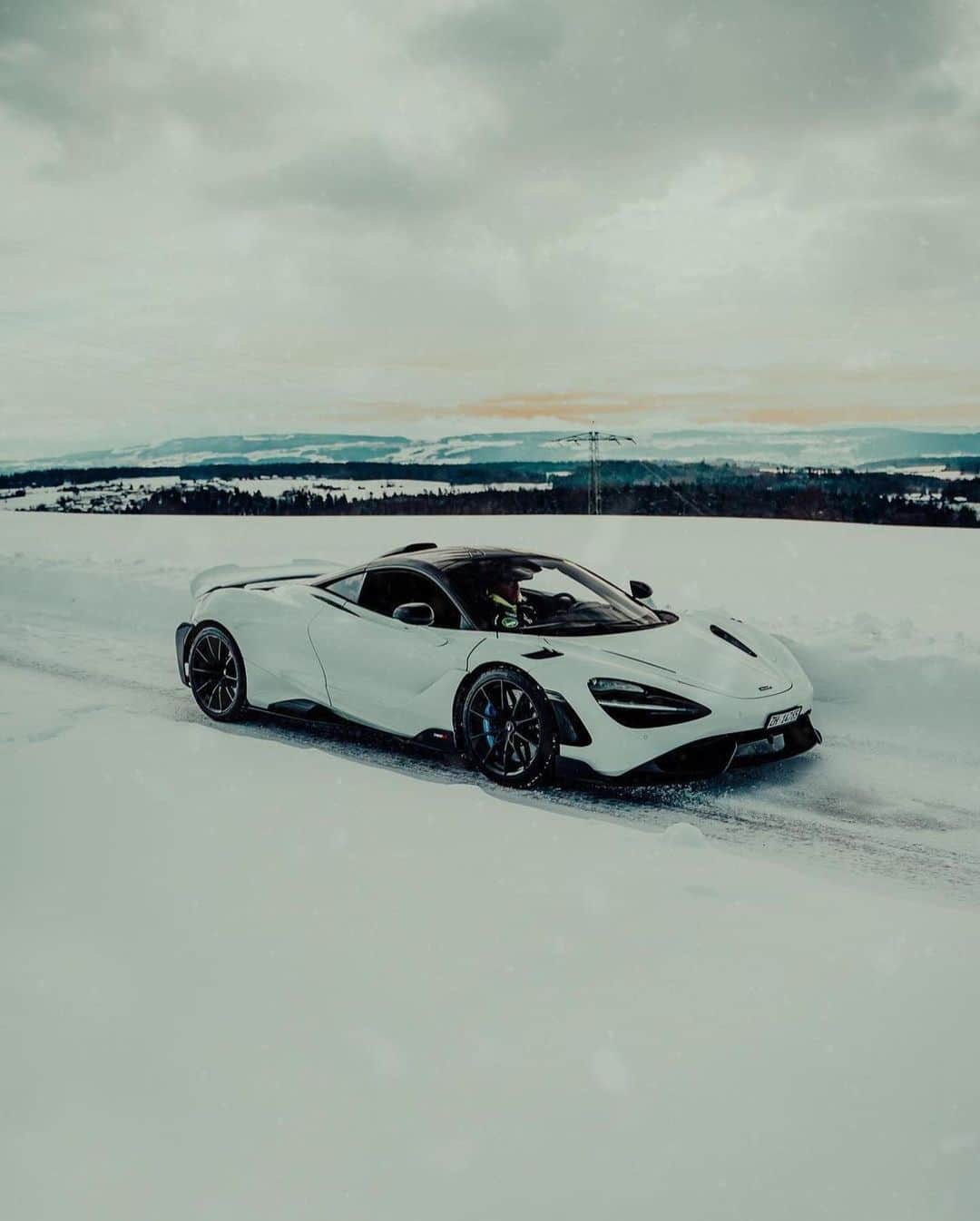 CARLiFESTYLEさんのインスタグラム写真 - (CARLiFESTYLEInstagram)「McLaren 765LT in the snow! 🥶 Photo by @blekoshots #carlifestyle #765lt #mclaren765lt」1月31日 13時15分 - carlifestyle