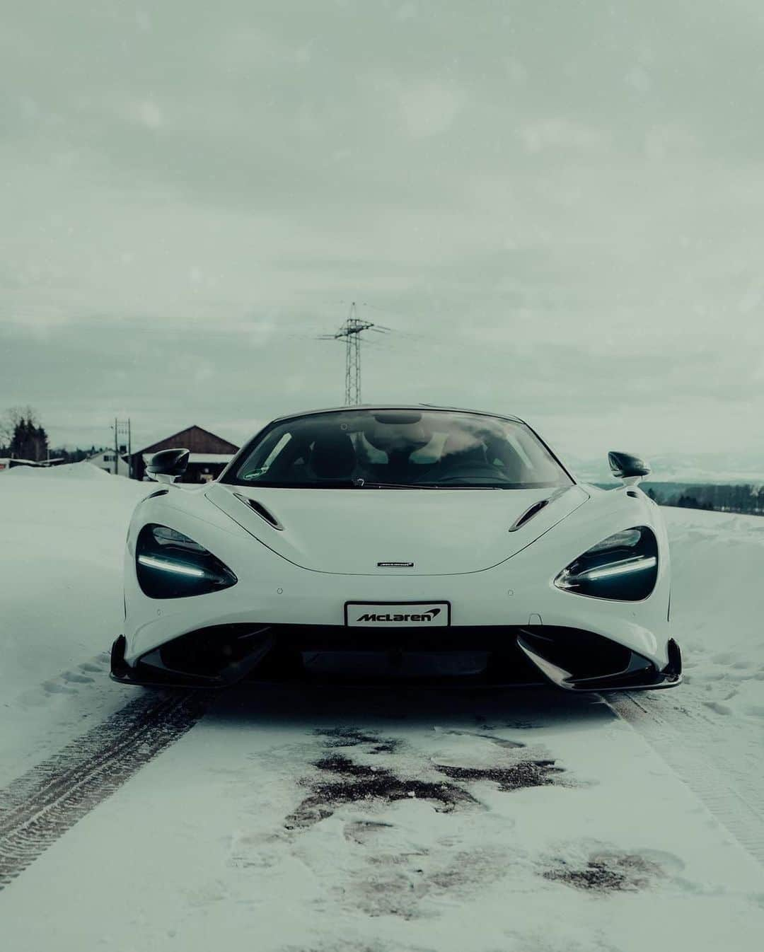 CARLiFESTYLEさんのインスタグラム写真 - (CARLiFESTYLEInstagram)「McLaren 765LT in the snow! 🥶 Photo by @blekoshots #carlifestyle #765lt #mclaren765lt」1月31日 13時15分 - carlifestyle