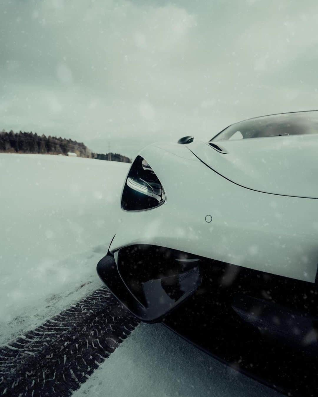 CARLiFESTYLEさんのインスタグラム写真 - (CARLiFESTYLEInstagram)「McLaren 765LT in the snow! 🥶 Photo by @blekoshots #carlifestyle #765lt #mclaren765lt」1月31日 13時15分 - carlifestyle