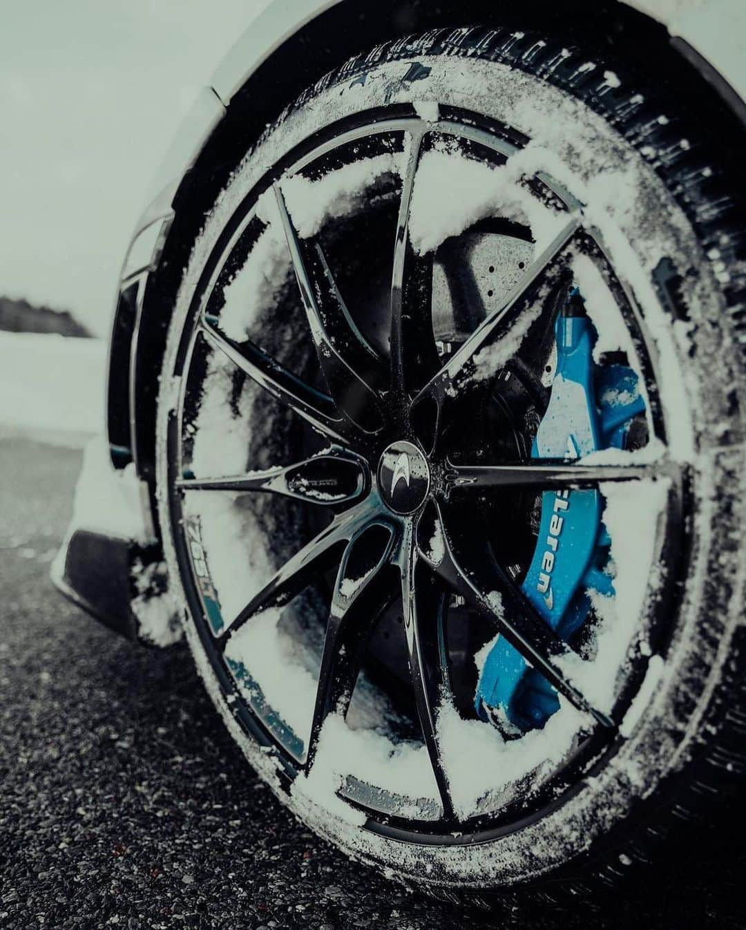 CARLiFESTYLEさんのインスタグラム写真 - (CARLiFESTYLEInstagram)「McLaren 765LT in the snow! 🥶 Photo by @blekoshots #carlifestyle #765lt #mclaren765lt」1月31日 13時15分 - carlifestyle