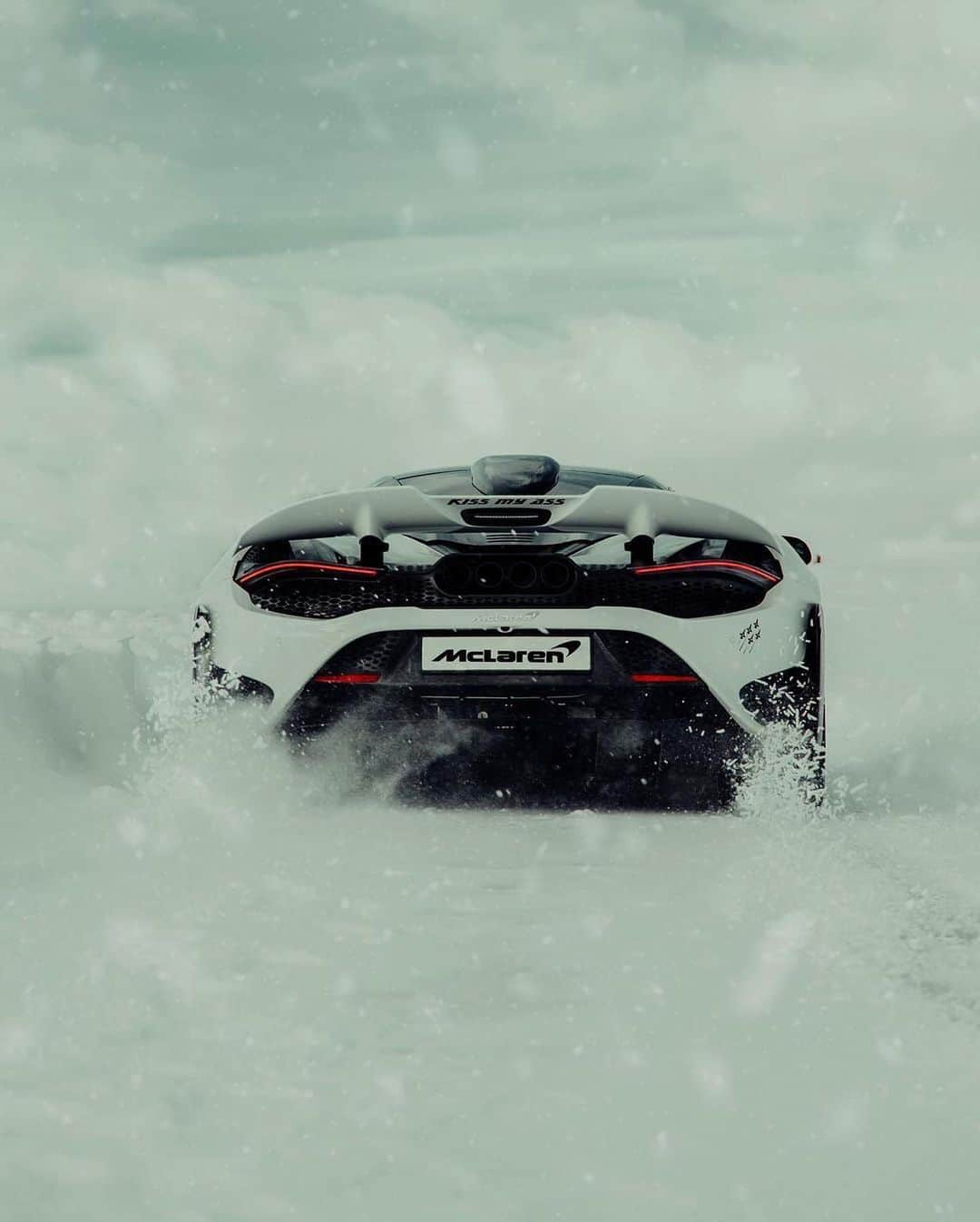 CARLiFESTYLEさんのインスタグラム写真 - (CARLiFESTYLEInstagram)「McLaren 765LT in the snow! 🥶 Photo by @blekoshots #carlifestyle #765lt #mclaren765lt」1月31日 13時15分 - carlifestyle