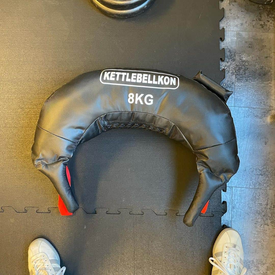 のインスタグラム：「ジムに新兵器🥺！ケトルベル魂のブルガリアンサンドバック8kg！柔らかいダンベルというか、持ち手に工夫があるのでいろいろできる。僕はまだ下手くそなので石井トレーナーがお手本。 #ブルガリアンサンドバック #HONEST」