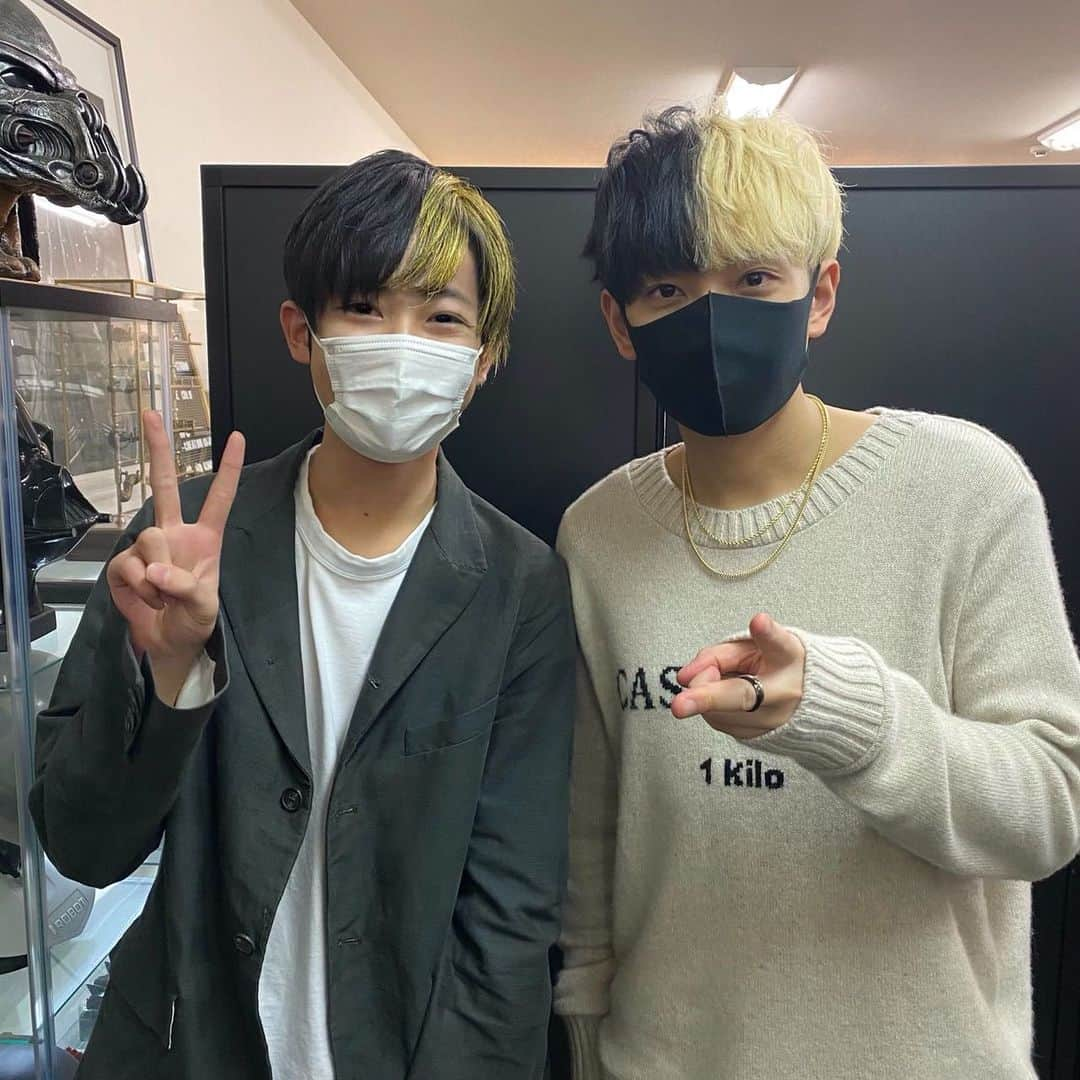 内田蓮のインスタグラム：「YouTuberヒカルさんと一緒に📸 YouTuberのヒカルさんとDa-iCEの花村想太さんのすごいコラボ！！UPSTART『才能』のミュージックビデオに出させて頂きました😊 僕はヒカルさんの青年期役です👍 待ち時間は灯油が友達でした🔥笑 皆さん是非観てください🎬 https://youtu.be/gyBQmriKpBU  #才能 #才能バズれ #ミュージックビデオ #コラボ #UPSTART #YouTuberヒカル さん #Da_iCE #花村想太 さん #内田蓮 #テアトルアカデミープロダクション」