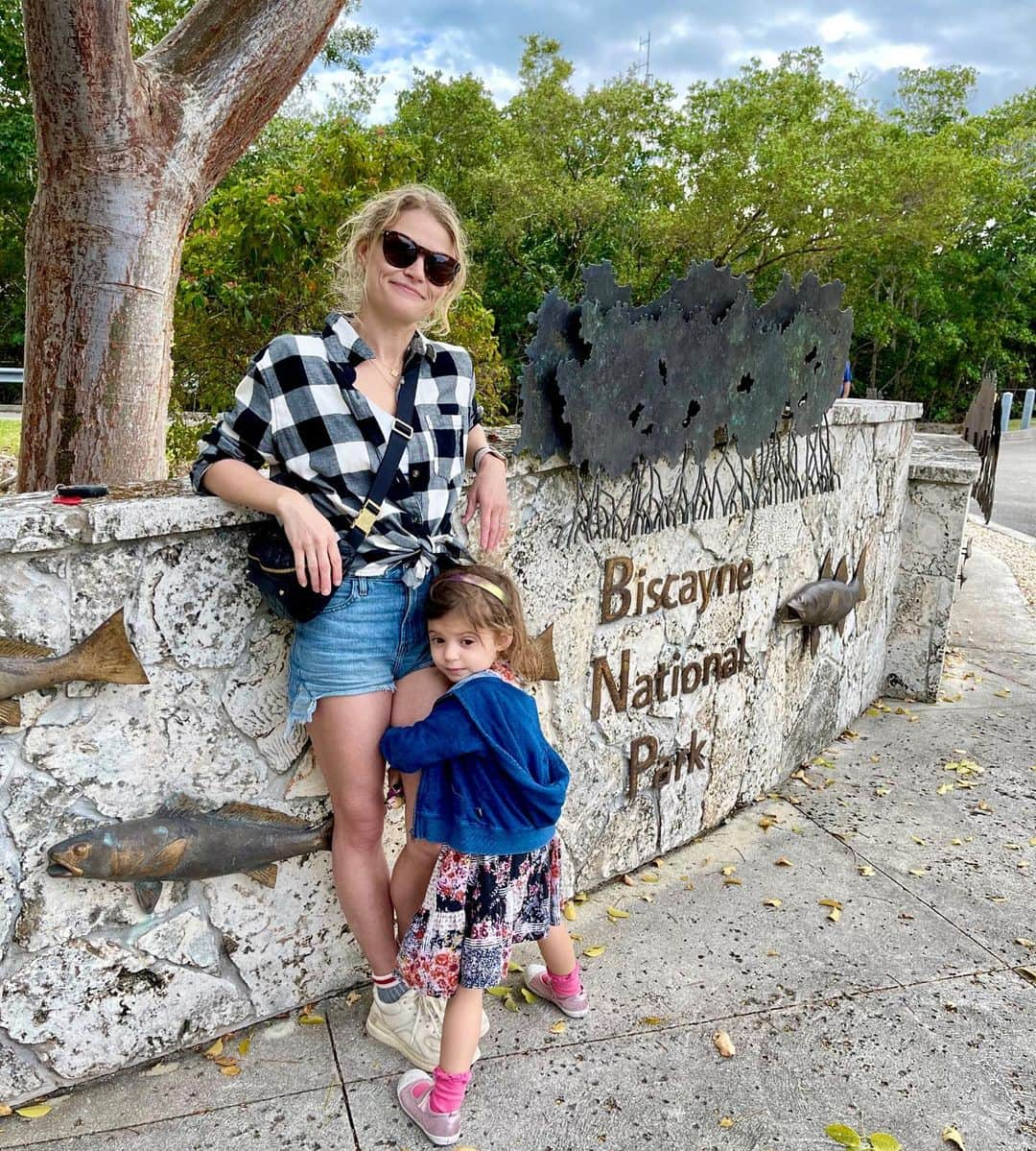 エミリー・デ・レイヴィンさんのインスタグラム写真 - (エミリー・デ・レイヴィンInstagram)「“Hey Eric can you take my picture by the park sign?” 🤪🤷🏼‍♀️👩‍👧🥰  #thirdtimesacharm  #mumlife #momlife」1月31日 13時30分 - emiliede_ravin