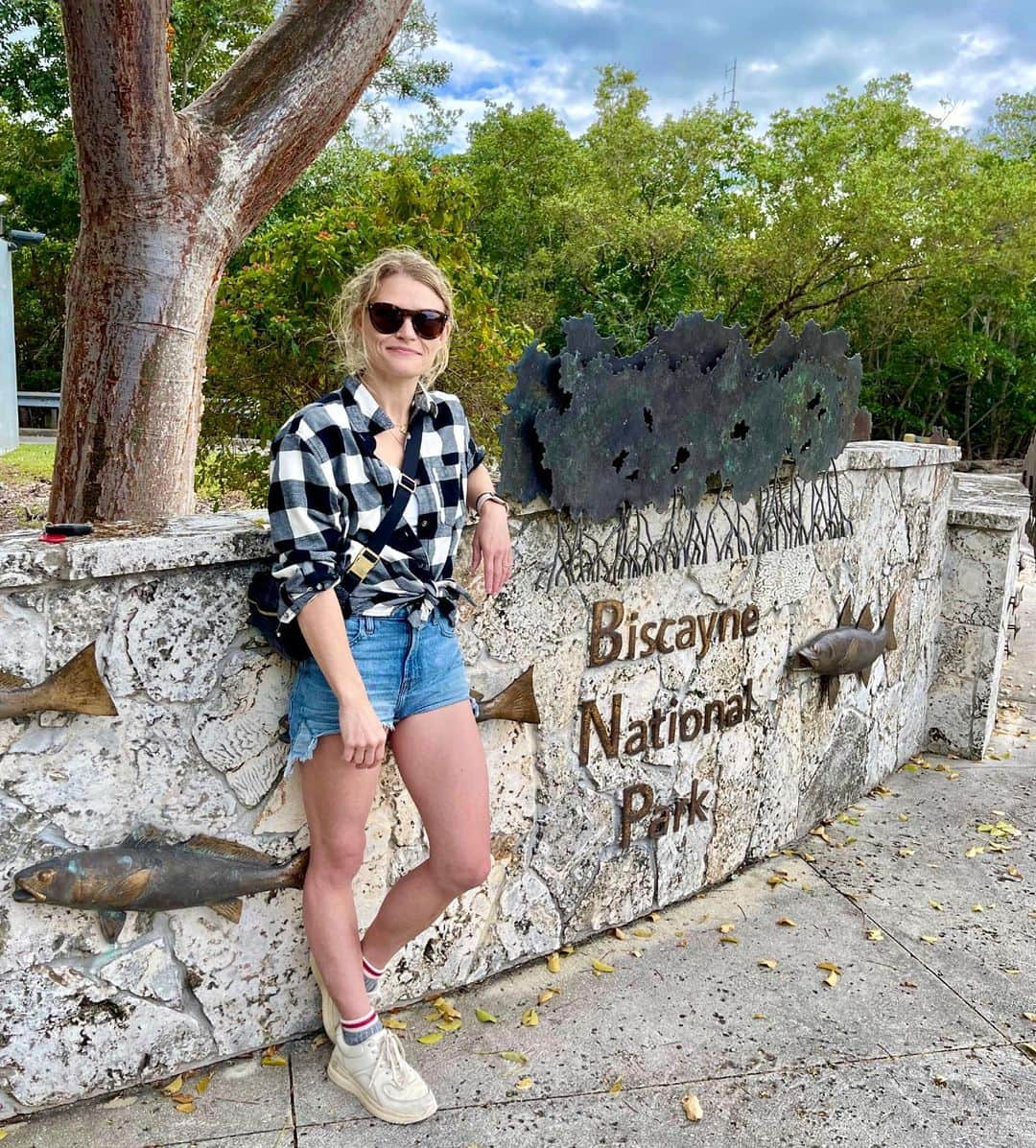 エミリー・デ・レイヴィンさんのインスタグラム写真 - (エミリー・デ・レイヴィンInstagram)「“Hey Eric can you take my picture by the park sign?” 🤪🤷🏼‍♀️👩‍👧🥰  #thirdtimesacharm  #mumlife #momlife」1月31日 13時30分 - emiliede_ravin