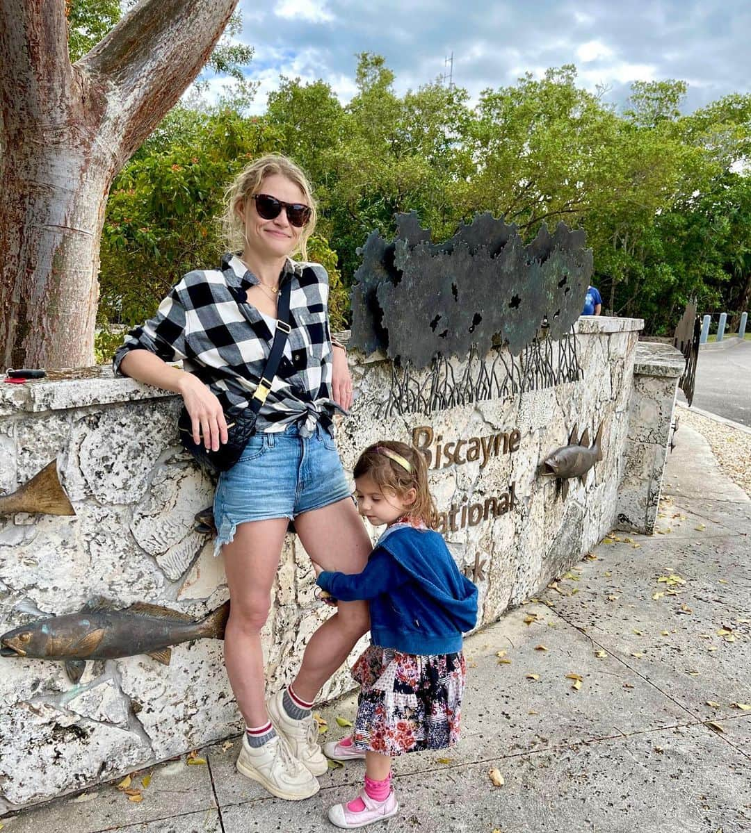 エミリー・デ・レイヴィンさんのインスタグラム写真 - (エミリー・デ・レイヴィンInstagram)「“Hey Eric can you take my picture by the park sign?” 🤪🤷🏼‍♀️👩‍👧🥰  #thirdtimesacharm  #mumlife #momlife」1月31日 13時30分 - emiliede_ravin