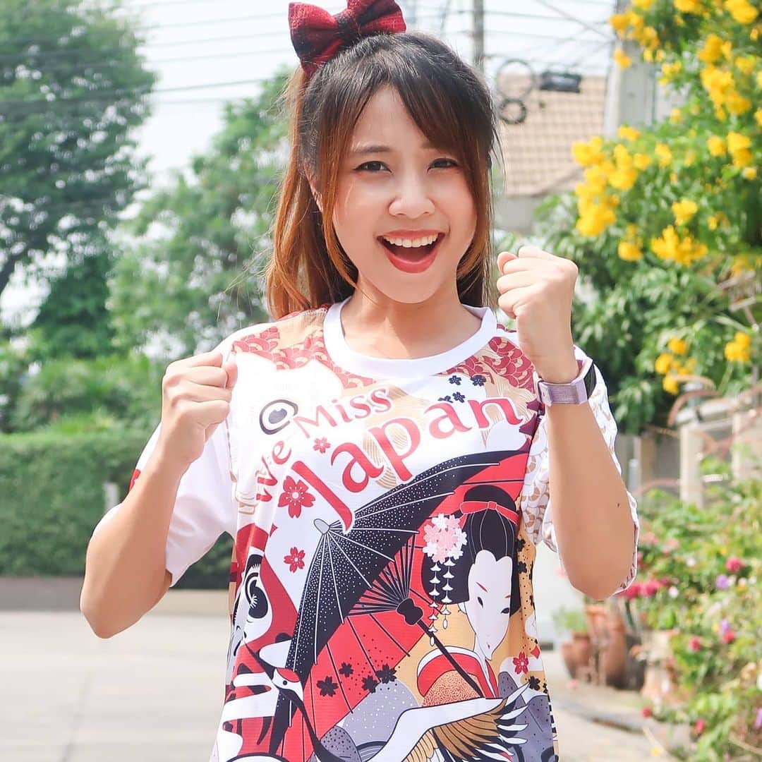 ビーム先生のインスタグラム：「คิดถึงญี่ปุ่น We Miss Japan !? ไปวิ่งช่วยช้างกัน🐘 บีมสมัครไปแล้ว งานวิ่ง Virtual Run แรกของปีเลย 🏃‍♀️ #เสื้อน่ารักมากกกกอยากใส่ไปญี่ปุ่นแล้ว 🇯🇵 สมัครที่นี่เลย https://race.thai.run/WeMissJapanByJTB ไม่ต้องวิ่งก็สมัครเพื่อรับเสื้อได้ ผ้าดีมีสองสีให้เลือก 😘 日本が恋しい！恋しいから走ろう！～ 🐘さんも助けられるよー詳細は上のリンク 🍁ตอนนี้ JTB บริษัทท่องเที่ยวสัญชาติญี่ปุ่นในไทยมีแคมเปญรวมพลัง Japan Lovers เหล่าคนรักญี่ปุ่น วิ่ง Virtual Run ในคอนเซ็ปท์ คิดถึงญี่ปุ่น : We Miss Japan ค่ะ 🍁 เพื่อสื่อถึงความสัมพันธ์อันดีและยาวนานมากว่า 133 ปี ระหว่างไทยและญี่ปุ่น!!!  🍁ถึงแม้วันนี้เราจะยังท่องเที่ยวไม่ได้ แต่เราก็สามารถใส่เสื้อทีมคิดถึงญี่ปุ่นมาวิ่งในรูปแบบ Virtual Run กับ JTB และสนับสนุนการท่องเที่ยวภายในประเทศกันได้นะ 🍁รายได้ส่วนหนึ่งจากกิจกรรม "We Miss Japan - Virtual Run" จะถูกนำไปช่วยเหลือช้างไทยที่ประสบปัญหาขาดแคลนอาหารและยา จากสถานการณ์ในปัจจุบัน  ผ่านทาง "มูลนิธิอนุรักษ์ช้างไทยและสิ่งแวดล้อม" เพื่อร่วมอนุรักษ์ช้างไทย ให้อยู่คู่กับประเทศไทยตลอดไป 🍁ลุ้นรับตั๋วเครื่องบินและของรางวัลต่างๆมากมายด้วค่ะ สุดปัง แล้วมาวิ่งด้วยกันกับบีมนะคะ !!! ปล.บีมลง 5 กิโลแหละ อิซากะ 21 กิโล 5555 --------------------------- JTBタイランドの新しいキャンペーンです！ We Miss Japan Virtual Run 申し込んだら、このかわいいシャツがもらえます～💖 売上の一部はタイの象を保護する寄付にあてられます BeamSensei #JTBthailand #wemissjapan #คิดถึงญี่ปุ่น #imissjapan  #japanlover #virtualrun #วิ่งเก็บระยะ」