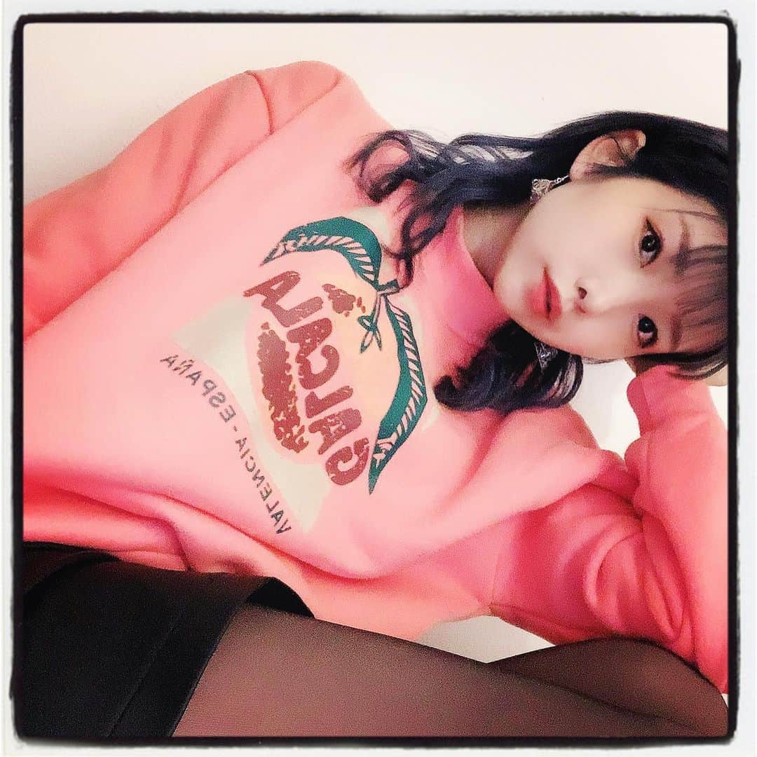 澁谷梓希さんのインスタグラム写真 - (澁谷梓希Instagram)「#ootd . @17kg_official で オーダーしたお洋服が届いた✌️ . ずっと気になっていた フェイクストッキング…！ . デニール薄めに見えるけど 実はめちゃくちゃ分厚いタイツ🙄 裏面が肌色になってるから 着用すると透けて見える仕様です… 暖かいのに透け感出せるの最強すぎだな . . あとはトップス！ 近頃は明るい色にハマっています GALCALAスウェットで調べたら でてくると思う◎ . . 昨日ZOZOTOWNでも注文したから 届いたらまた紹介するねー！ . #instafashion #fakefashion #japanesegirl #kawaii #miniskirt」1月31日 13時34分 - azk_s811