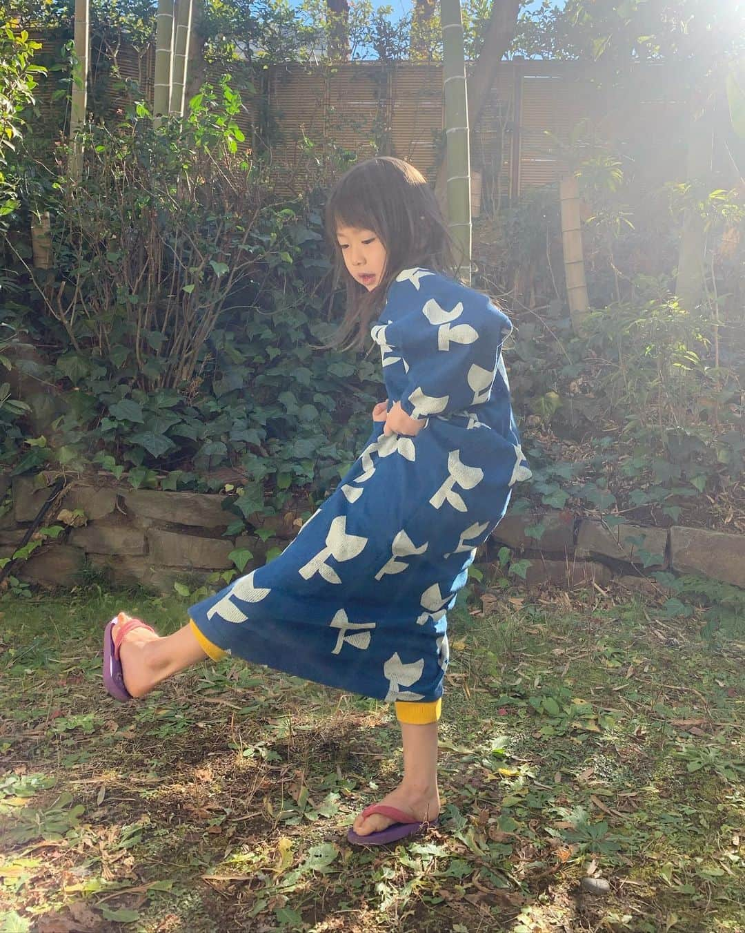 坂本美雨さんのインスタグラム写真 - (坂本美雨Instagram)「新しい @_bobochoses_ ワンピ まだだいぶ大きいけどたまらなくかわいいテキスタイル  さっそく着て踊る #今日のなまこちゃん #なまこふく #BOBOCHOSES #bobolikesyou #bobochosesforpresident」1月31日 13時35分 - miu_sakamoto