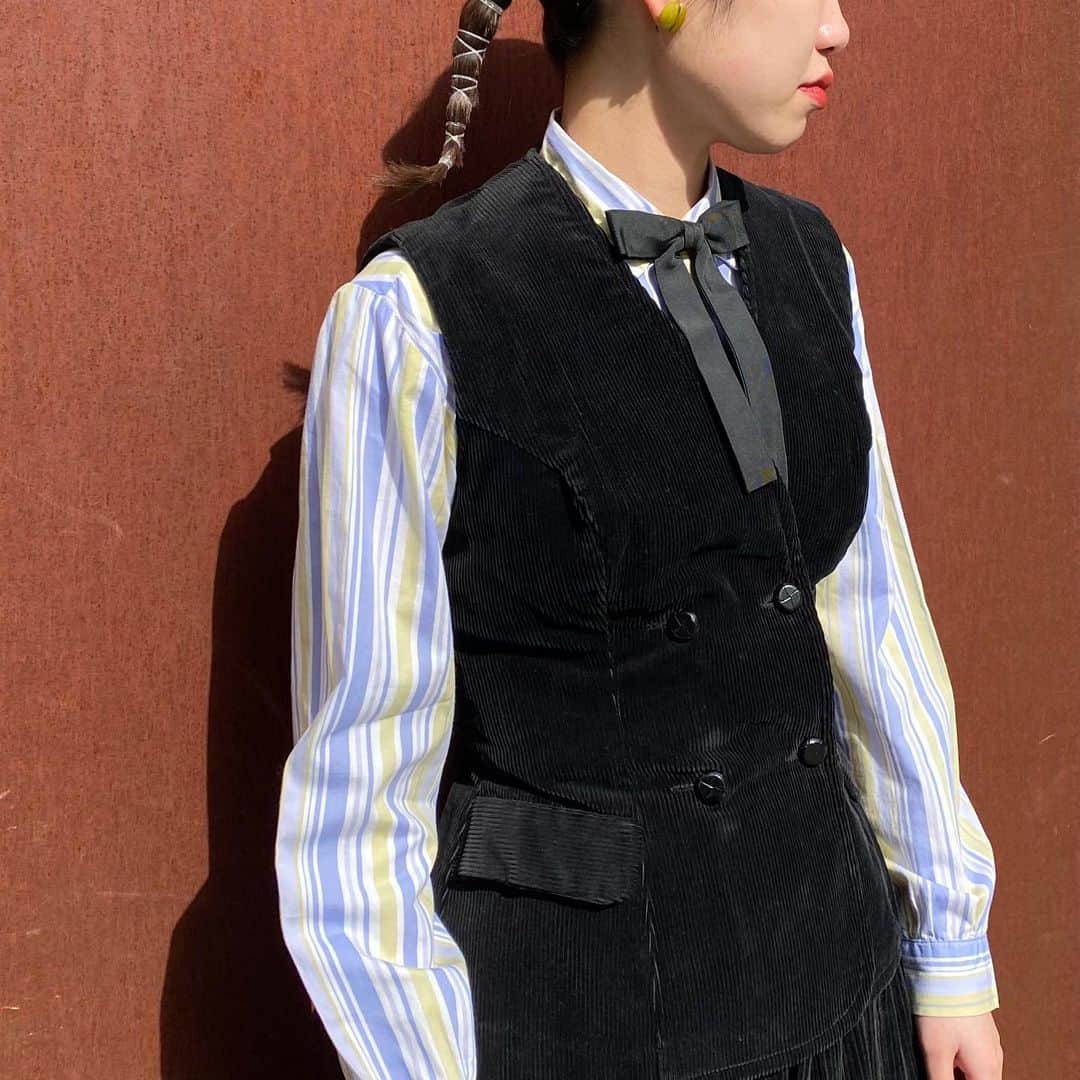 NUTTY Vintage&Collectibleのインスタグラム：「☕️NEW ARRIVAL☕️  ☑︎vtg 60's black corduroy vest with double buttons  タイトなシルエットのベストはダブルボタンがクラシックなムード。 スカートには勿論、ジョッパーズなどと組み合わせてもかっこ良く仕上がりそう。  スポーツウェアで有名な"Koret of California"。 シルエットが綺麗なフィット感のあるお洋服が特徴的です。  ※skirtスタッフ私物  ---------------------------------------------------- 💐Formal Fair 2021💐1/18(mon)~ ☑︎ヴィンテージジュエリーALL10%OFF  🚌送料無料🚌1/15(fri)~ ☑︎VINTAGE ONLINE STORE ¥10000以上 ☑︎SELECT BOUTIQUE ONLINE STORE ¥5000以上 お買い上げで全国一律送料無料！ （※ONLINE STORE/その他通販全て対象） ----------------------------------------------------」