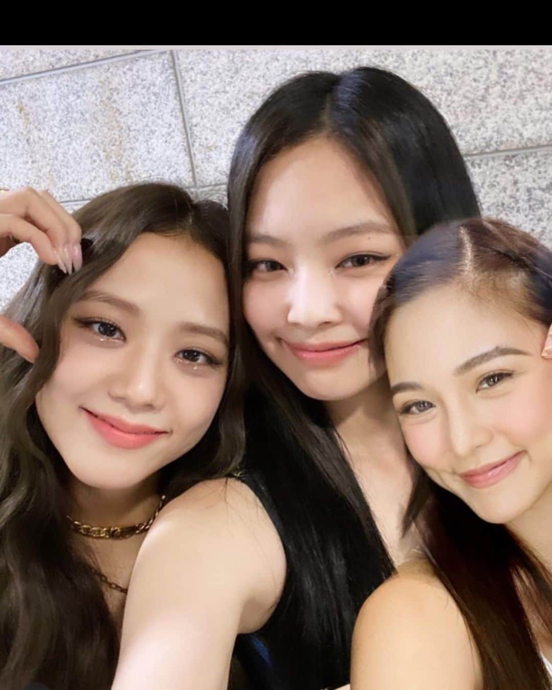 Kim Chiuさんのインスタグラム写真 - (Kim ChiuInstagram)「Getting ready for #TheShow Today!!!!🖤💗 @blackpinkofficial soooo excited!!!!!😍😍 can’t wait!!!!   Had fun bonding with my unnies last night before #theshowtoday over night kami together eh! Sleep ganun, Swipe left!!! 👉🏻🤪😅 kaso umalis din sila agad pag gising ko!!!🤣 hahahhaha lels @jennierubyjane @sooyaaa__ @lalalalisa_m @roses_are_rosie   @asapofficial @adrianneconcept @haidzfernandez」1月31日 13時35分 - chinitaprincess