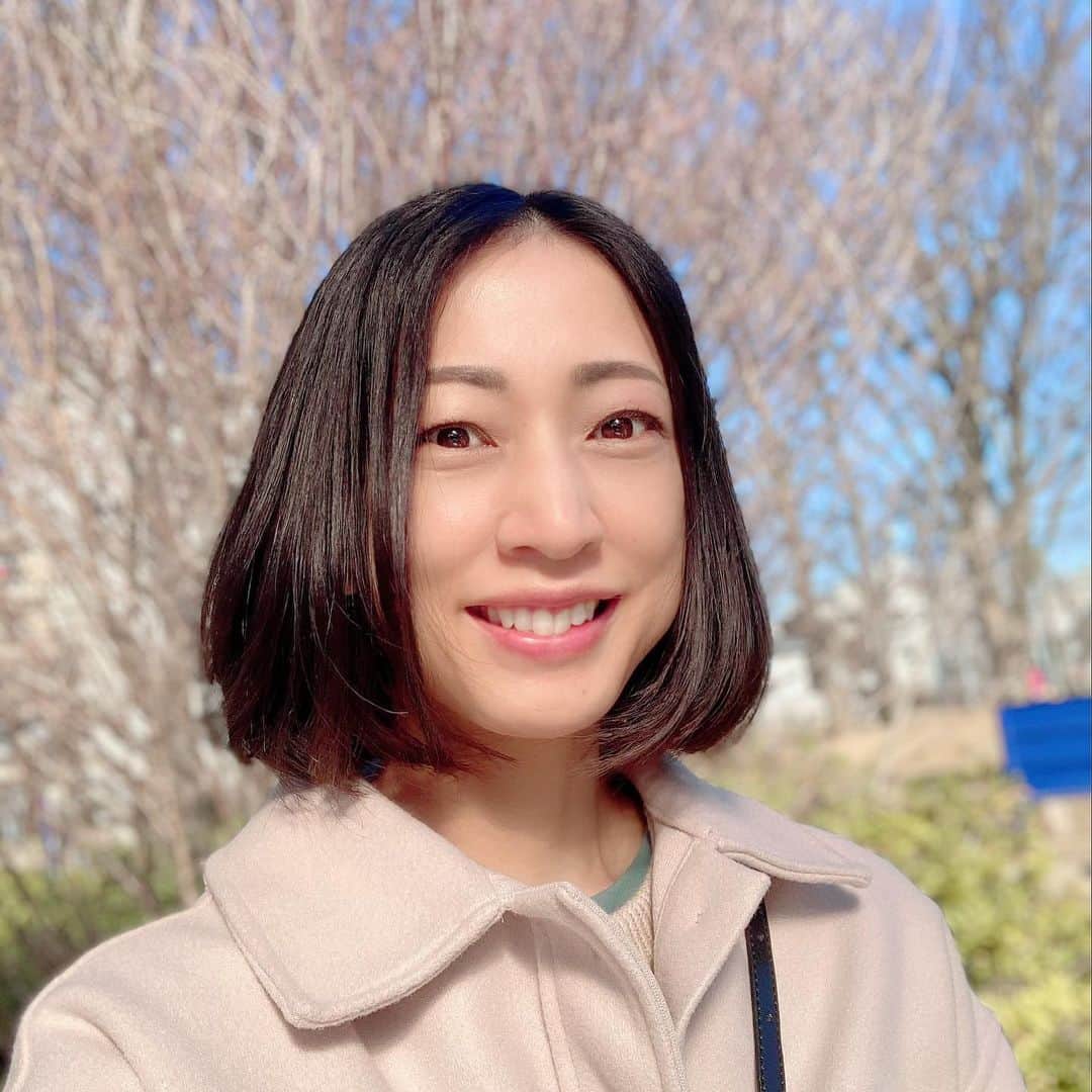 のインスタグラム：「#ヘアカット  今日は、良い天気〜☀️  前下がりだった髪型を真っ直ぐにカットしてもらって、内巻きブロー。 すこーしだけど、イメチェンかな☆」