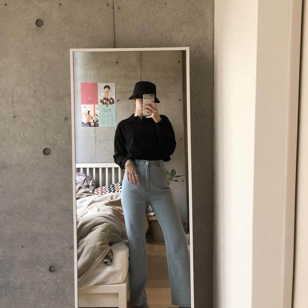 加藤愛里クリスティーナのインスタグラム：「⛓🦅🖤👖 Today’s outfits  ・神すぎる形のセミフレアのブーツカットデニム ・もちもち素材の襟付きニットプルオーバー(ブラック) ・ブラックのバケハ とにかくこのデニムは色も絶妙な薄さのブルーで、ストレッチきいてるから履き心地もいい  ハイウエスト具合もこだわってます トップスは今日みたいに少し暖かい日にぴったりで、SSだけど今すぐ着れるニットです 長袖のポロシャツ型のニットってあまりないし、少しold感があって大好き . . .明日はついにTINA:JOJUNとして初の販売日です！ デニム4型、トップス3型、トレンチコート1型販売します。 Web見てみてねっ全部可愛いから😀❤️」