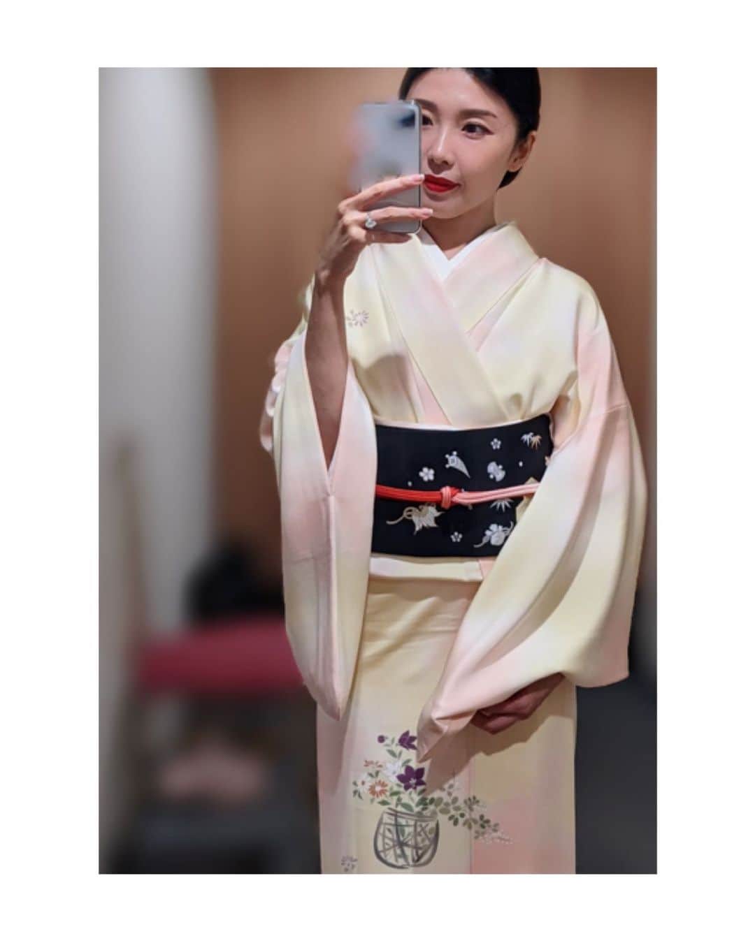 川村亜紀さんのインスタグラム写真 - (川村亜紀Instagram)「少し前の季節のお写真ですが、載せそびれていたので載せさせてください👘  #歌舞伎 をはじめ #お着物 や #日本の伝統 が長く守られ受け継がれますように。 #kimono #kimonocordinate #japanesekimono #japanesetradition #beautifultradition #lovekimono  #instakimono  #日本の伝統 #美しい伝統 #守るべきもの #日本の美  #お着物と帯 #組み合わせ #楽しい #お着物の魅力  #付下げ #付け下げ #花籠 #ぎをん齋藤 さん #袋帯 #宝尽くし帯 #京都一加 さん #亜紀の和装記録」1月31日 13時47分 - _aki1015_