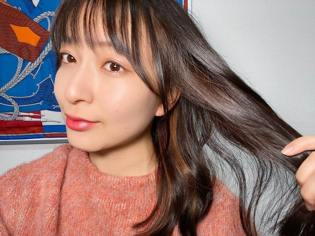 岩間恵のインスタグラム：「そういえば インナーカラーをラインで入れてみました☻  結ぶと可愛いからお気に入り🤍 (正面からはよく分からないけど横から見ると分かる ぷちオシャレということで！)」