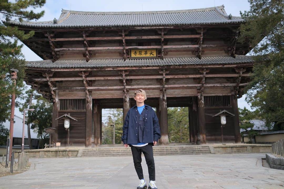 SHOCK EYEさんのインスタグラム写真 - (SHOCK EYEInstagram)「先日、とあるTVの撮影で奈良に呼ばれました🙏  久しぶりに東京を離れての仕事でしたが、観光地は人もまばらで、とても心配になりました。神社、仏閣への参拝客は例年の７割減とか８割減だとか。 もちろん今の時期、密を避ける、、それは間違いなく正しいこと、それを守る皆さんの行動は、とても素晴らしいことです。 だけども現場は、そして、そこにまつわるお土産屋さん、小売業、宿泊施設、交通機関は、本当大変そう。 この状況は、街全体に関わることなんだよな。 奈良でこれだから、全国的にはもっと大変なんだろうし、、 文化遺産、この国の歴史、宝を守るため、保護していく為にも、その場所の経済が回らないといけない、、  日本全国の神社さん、お寺さん、そして観光地、、 僕にできることがあれば少しでも手助けをしたい。  僕自身も音楽活動で大変だから、気持ちがわかるんだ。  何ができるか、考えよう。。  まずとにかく僕にできる事の一つは、人の行き来が自由になった時に「行ってみたい」と思ってもらえるようにこのInstagramで、素敵な場所を紹介し続けること、、それと少しでもその場所に行った気分を味わってもらうこと。  だとしたら、今まで何年もかけて撮り続けた沢山の写真が役に立つし、神社仏閣巡りした甲斐があったようなものだね😊✨  （仕事で呼んでいただき、東京を離れる場合、指定された然るべき検査や手順を経て、最善の注意を払い訪れていますので、御安心ください。撮影時のみマスクを外してます）  #日本 #助け合い #コロナ禍 #観光 #神社 #仏閣 #オンライン #知恵 #どう変える #文化遺産 #世界遺産 #南大門 #東大寺」1月31日 13時41分 - shockeye_official