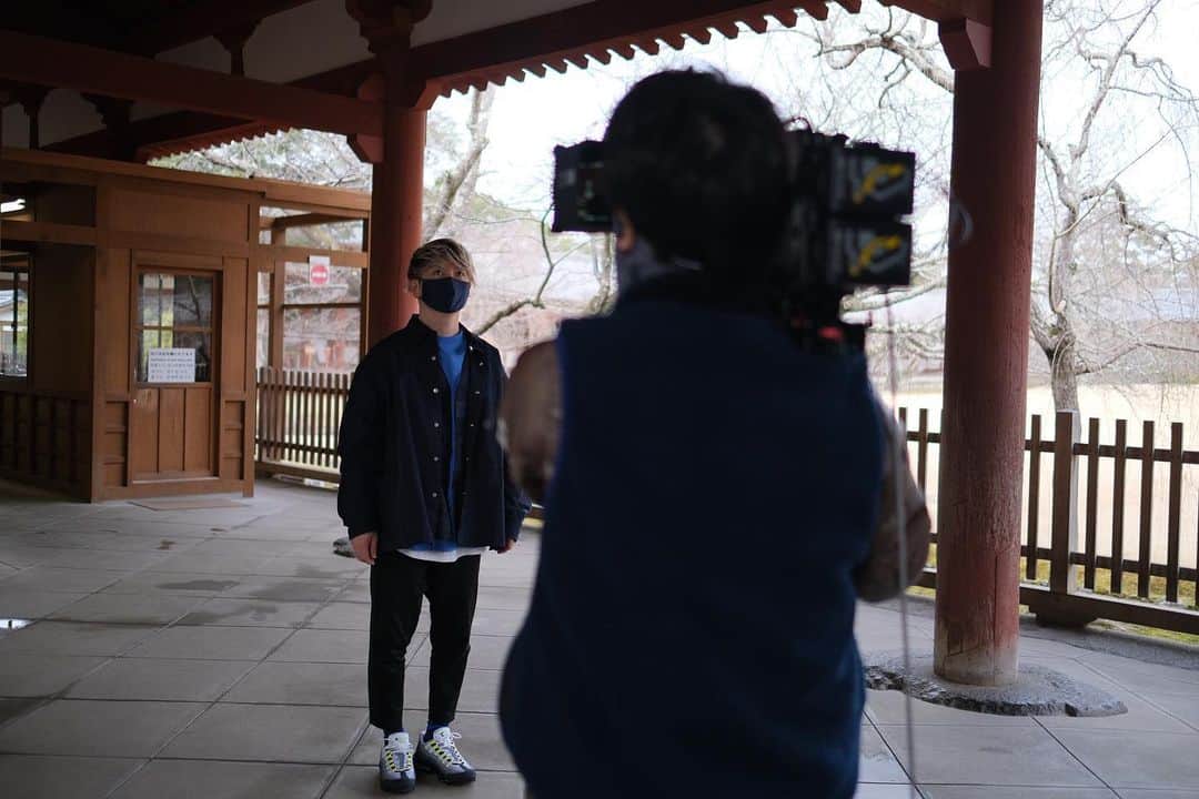 SHOCK EYEさんのインスタグラム写真 - (SHOCK EYEInstagram)「先日、とあるTVの撮影で奈良に呼ばれました🙏  久しぶりに東京を離れての仕事でしたが、観光地は人もまばらで、とても心配になりました。神社、仏閣への参拝客は例年の７割減とか８割減だとか。 もちろん今の時期、密を避ける、、それは間違いなく正しいこと、それを守る皆さんの行動は、とても素晴らしいことです。 だけども現場は、そして、そこにまつわるお土産屋さん、小売業、宿泊施設、交通機関は、本当大変そう。 この状況は、街全体に関わることなんだよな。 奈良でこれだから、全国的にはもっと大変なんだろうし、、 文化遺産、この国の歴史、宝を守るため、保護していく為にも、その場所の経済が回らないといけない、、  日本全国の神社さん、お寺さん、そして観光地、、 僕にできることがあれば少しでも手助けをしたい。  僕自身も音楽活動で大変だから、気持ちがわかるんだ。  何ができるか、考えよう。。  まずとにかく僕にできる事の一つは、人の行き来が自由になった時に「行ってみたい」と思ってもらえるようにこのInstagramで、素敵な場所を紹介し続けること、、それと少しでもその場所に行った気分を味わってもらうこと。  だとしたら、今まで何年もかけて撮り続けた沢山の写真が役に立つし、神社仏閣巡りした甲斐があったようなものだね😊✨  （仕事で呼んでいただき、東京を離れる場合、指定された然るべき検査や手順を経て、最善の注意を払い訪れていますので、御安心ください。撮影時のみマスクを外してます）  #日本 #助け合い #コロナ禍 #観光 #神社 #仏閣 #オンライン #知恵 #どう変える #文化遺産 #世界遺産 #南大門 #東大寺」1月31日 13時41分 - shockeye_official