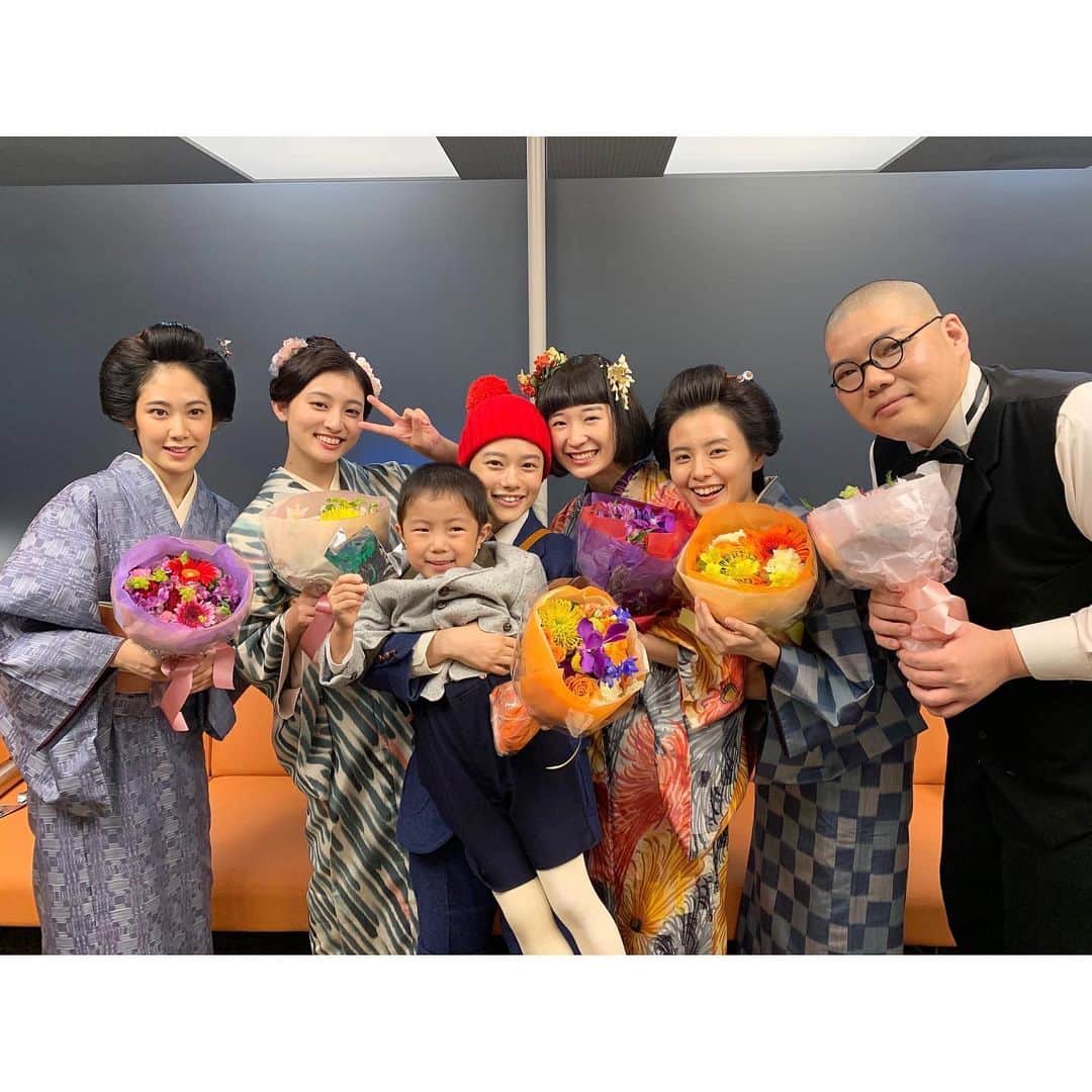 杉咲花さんのインスタグラム写真 - (杉咲花Instagram)「京都、ええ場所やったなぁ。。 大好きな、カフェーのみんなと。💐 思い出を抱きしめて、千代はこれからも進みます。 9週もお楽しみに。」1月31日 13時42分 - hanasugisaki