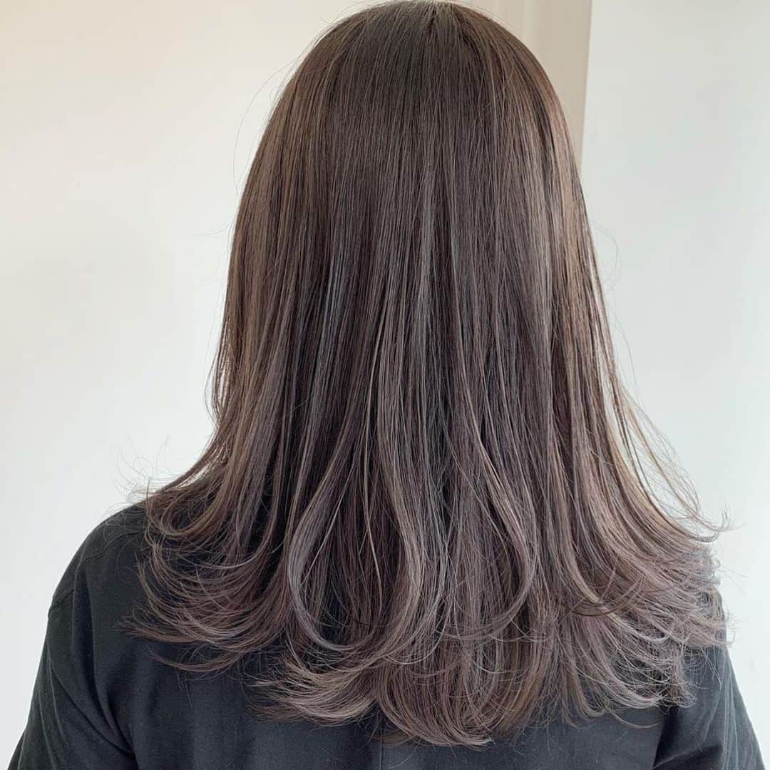 中西結梨花のインスタグラム：「光に透けるたっぷりハイライトカラー✨ ふわふわレイヤーカット✂️ . 細めのハイライトグラデーションを ２回、入れてるベースです❣️ . 一度可愛いベースを作ると、 しばらくカラーのみでお洒落ヘアに✂️ . 色落ちも外国人みたいで可愛い✌︎😋✨ . ハイライトはお客様のライフスタイルに合わせて 細さ、量、入れる場所、全てデザインしながらいれます🌿 . この色は#ラベンダーグレージュ  . カット+ハイライト+カラー ¥22800 カット+スペシャルハイライト+カラー ¥25300 (学生10%OFF) . . #nakanishi_color#お洒落モテヘア #ブリーチカラー#ハイライトカラー #透けるグレー#東京#東京美容室#新宿#新宿美容室 . .」