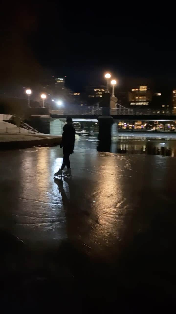 長洲未来のインスタグラム：「I went to see what all the hype about outdoor skating was...it was beyond cold but there was something special about the view. 🌟⛸❄️ #bostoncommon」