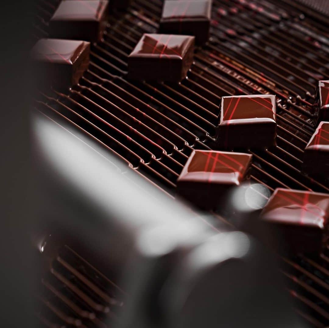 のインスタグラム：「エッジ切り立つルショコラドゥアッシュ(@lechocolatdeh_ginza)のボンボンの秘訣は極薄のエンロービングが生み出す口溶けとデザインの両立 #辻口博啓 #tsujiguchi #tsujiguchihironobu #htsujiguchi #パティシエ #pâtissier #patissier #pastrychef #ショコラティエ #chocolatier #シェフ #chef #ownerchef #japan #スイーツ #sweets #グルメ #gourmet #お菓子 #gateaux #gateau #甜点 #糕点 #단거 #파티쉐 #ルショコラドゥアッシュ #ボンボンショコラ #ボンボン #チョコレート #chocolate」