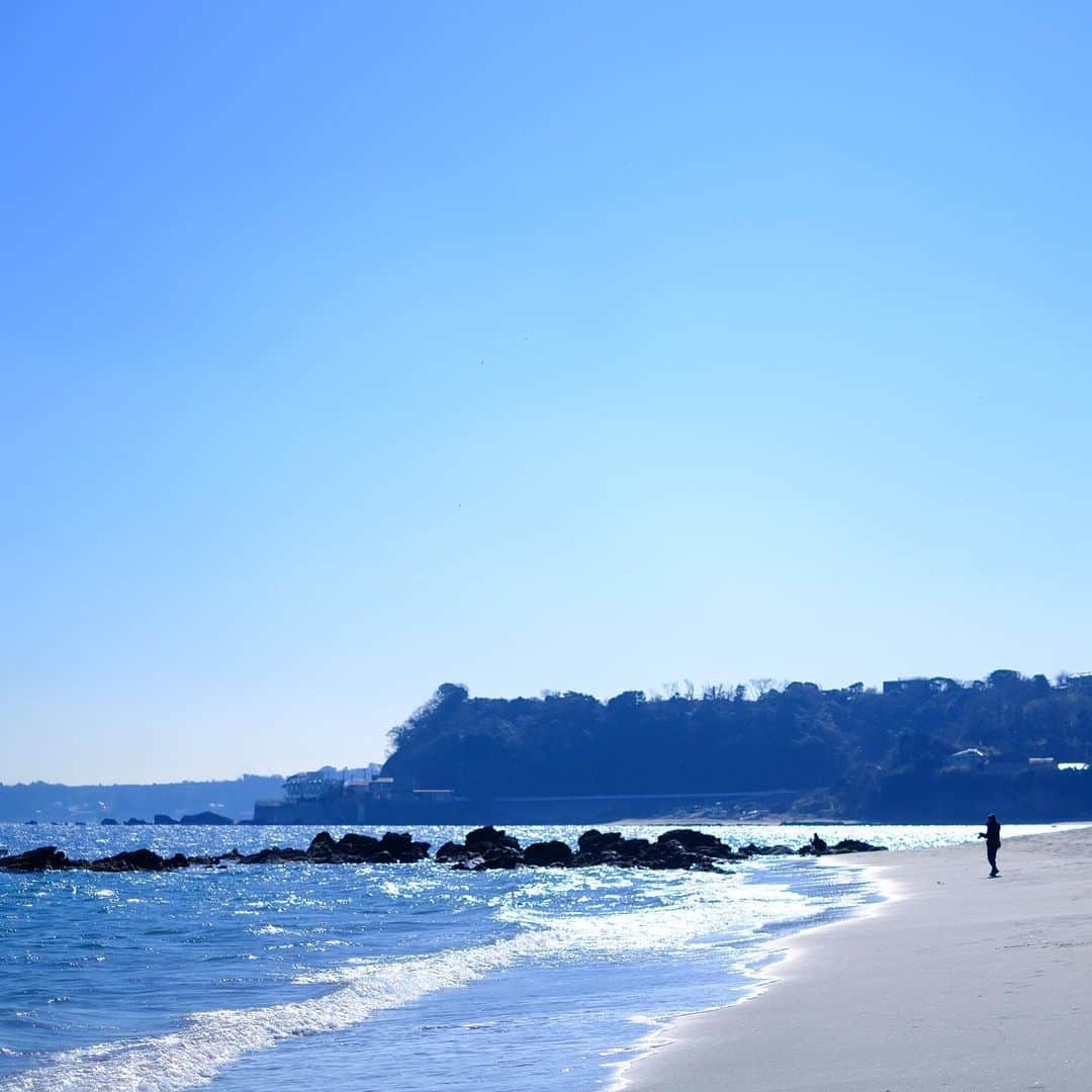 松村太郎のインスタグラム：「青い海。  #三浦海岸 #海 #砂浜 #日曜日の朝の海岸 #🏖 #fujifilm_xseries #35f14 #beach #miura #kanagawa」