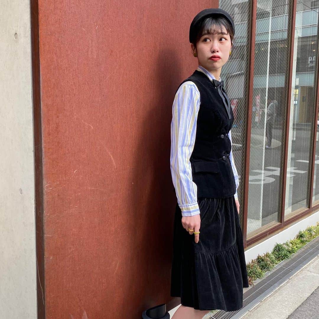 NUTTY Vintage&Collectibleのインスタグラム：「☕️NEW ARRIVAL☕️  ☑︎vtg 60's black corduroy vest with double buttons  タイトなシルエットのベストはダブルボタンがクラシックなムード。 スカートには勿論、ジョッパーズなどと組み合わせてもかっこ良く仕上がりそう。  スポーツウェアで有名な"Koret of California"。 シルエットが綺麗なフィット感のあるお洋服が特徴的です。  同じくコーデュロイのスカートをあわせて、セットアップのように♡ ※skirtスタッフ私物  styling by @nutty_aiko   ---------------------------------------------------- 💐Formal Fair 2021💐1/18(mon)~ ☑︎ヴィンテージジュエリーALL10%OFF  🚌送料無料🚌1/15(fri)~ ☑︎VINTAGE ONLINE STORE ¥10000以上 ☑︎SELECT BOUTIQUE ONLINE STORE ¥5000以上 お買い上げで全国一律送料無料！ （※ONLINE STORE/その他通販全て対象） ----------------------------------------------------」