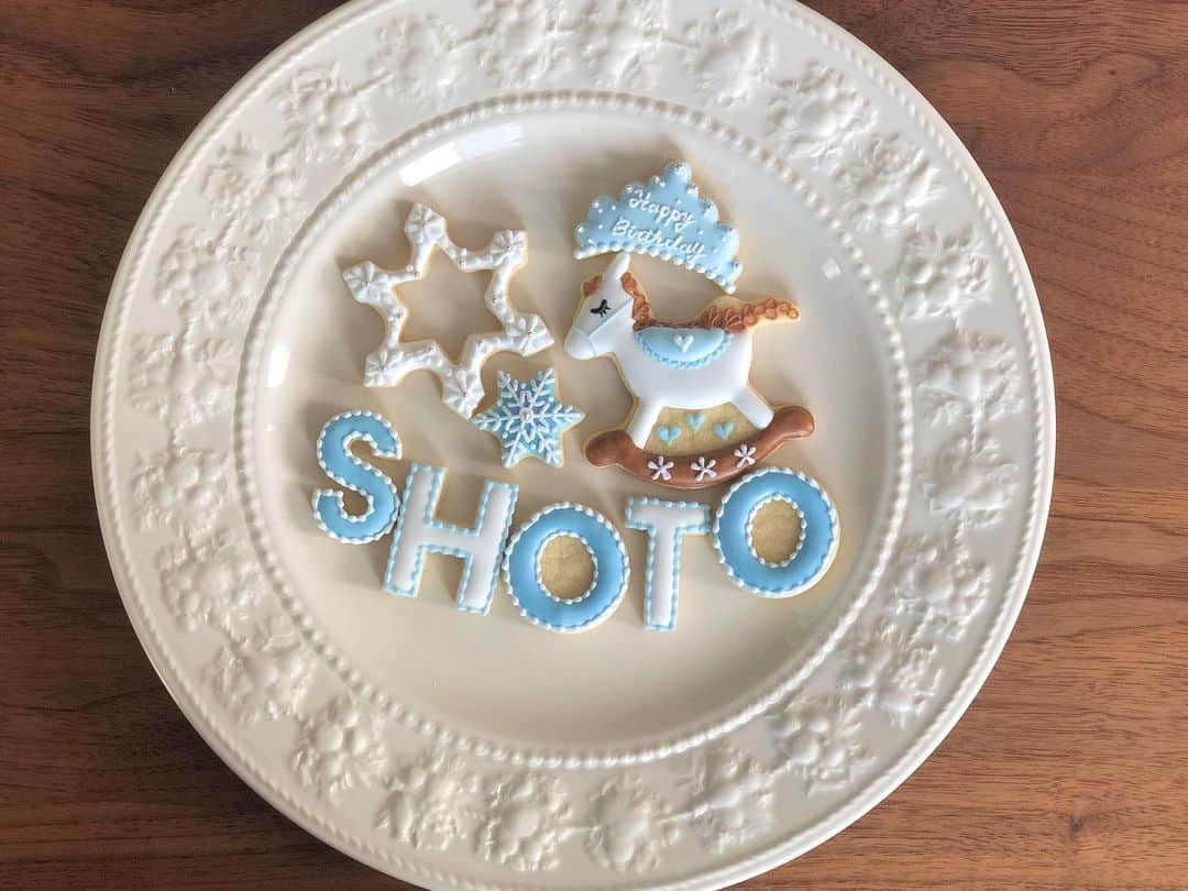 西木恵美里のインスタグラム：「ウェッジウッドみたいな水色で❄️  #アイシングクッキー #バースデークッキー」