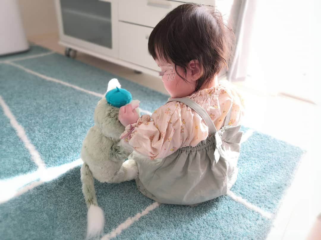 白井珠希のインスタグラム：「* * ポカポカなひだまりの中で遊ぶ娘。 お座りが上手になりました。 今日のお洋服はジェラトーニとおそろいみたいだね💚 トップスは爽やかなレモン柄。背中のリボンも可愛くてお気に入りです。長く着られるといいなぁ。 * もうすぐ8ヶ月…はやい…はやすぎる。今この瞬間の娘とはもう会えないのが寂しすぎるよ。 あなたの一生が健やかで楽しく、豊かな日々でありますように。 * * #apreslescours #生後7ヶ月 #べビスタグラム #べびすたぐらむ #babyphotography #baby #子育てママ #子育てぐらむ #0歳児 #0歳児ママ #ジェラトーニ #ジェラトーニコーデ #ひだまり #陽だまり #ママモデル #ベビー服 #fashionsta #japan_of_insta #portraitphotography #ig_japan #igresjp #赤ちゃんのいる暮らし #あかちゃんのいる生活」