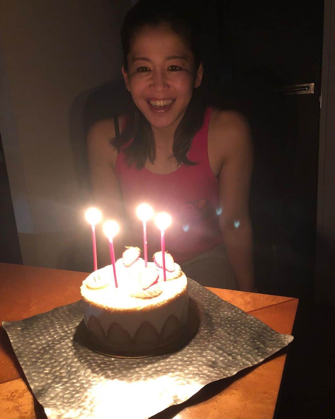 のインスタグラム：「. . . . 息子さとこBD会② おだやかな誕生日🎂 息子と幸せな時間☺️ .  . #しなしさとこ #女子格闘技 #格闘技女子#女子アスリート#腹筋女子 #ジョシカク #アラフォー #40代 #44歳 #誕生日#1月29日#happybirthday#40代ママ #キルフェボン #誕生日ケーキ#ユーゴアンドヴィクトール #hugoandvictor」