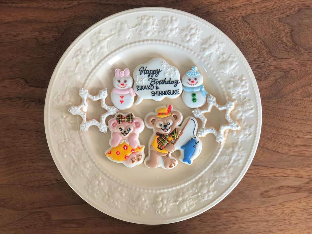 西木恵美里のインスタグラム：「お顔が難しかった〜🥺💕 でもかわいい〜🥺💕  #アイシングクッキー #ダッフィークッキー #バースデークッキー」