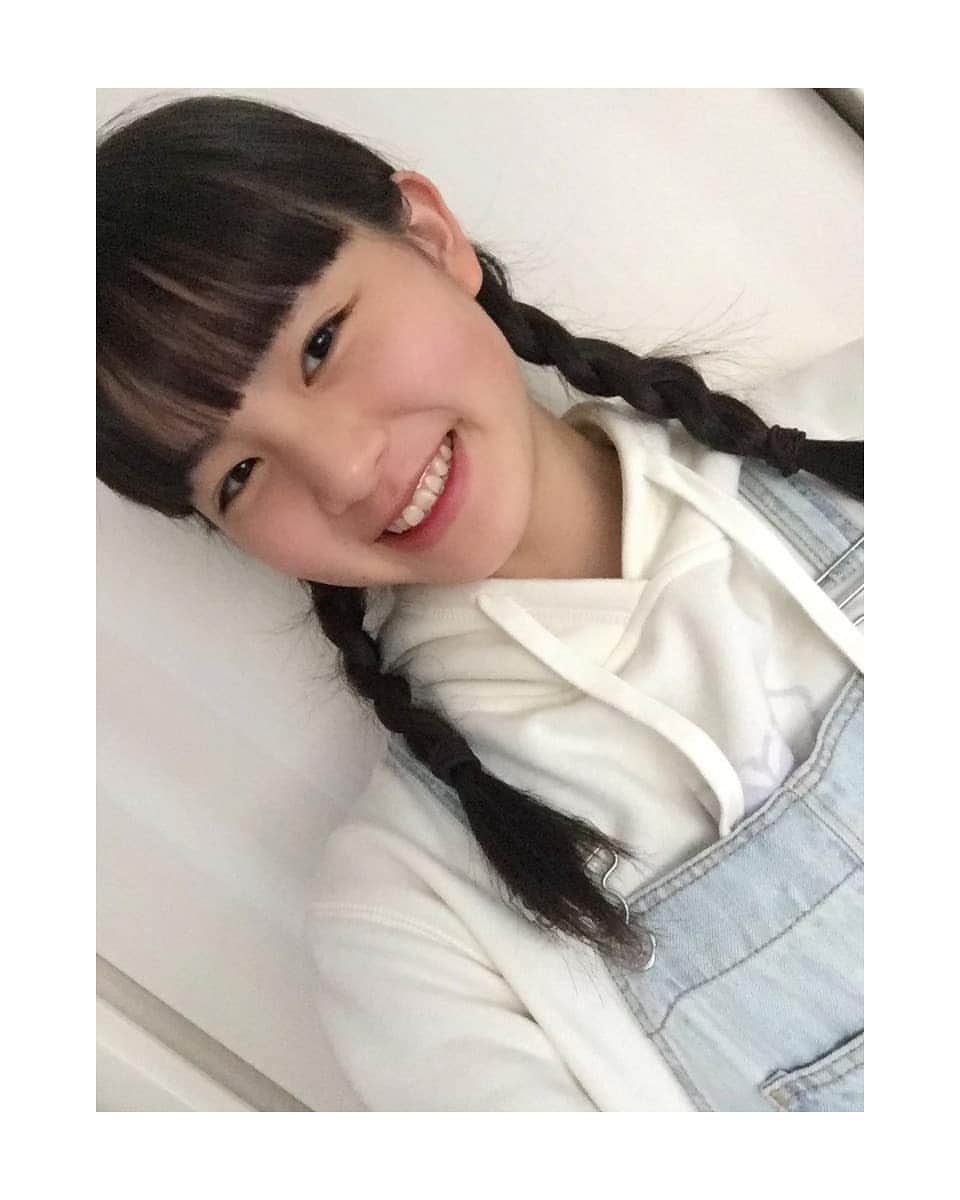 丸本凛のインスタグラム：「#みつあみ#おさげ#白パーカー#オーバーオール#中3#15歳#パーカー#roxy#instagood#photooftheday」