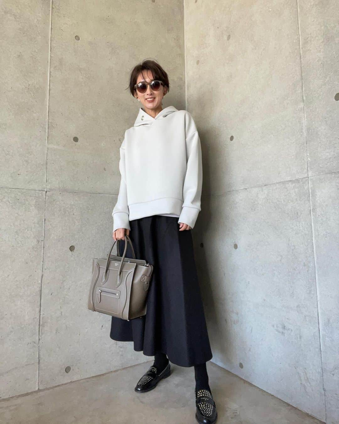 石井のり子のインスタグラム：「** 日曜日♪ 朝ポカポカのうちにお買い物。 車なのでアウター要らずでした。 早く遊びに出かけたいですね🥲 * tops @stateofmind.som  skirt @styledeli_official  shoes @zara  bag @celine  * *  #ootd#outfit#coordinate#fashion#fashion style#zara#celine#ママコーデ#ママファッション#ザラ#セリーヌ」