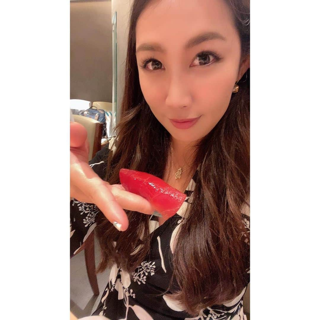 yurieさんのインスタグラム写真 - (yurieInstagram)「紀尾井町三谷🍣 何ヶ月か前の☺️  たまたま電話したら取れたの🤙  お鮨が好きすぎて毎日食べれる☺️❤️  特に好きなネタは ウニ、貝系❤️  大トロは一貫で満足☺️  ご飯に合わせて飲むお酒が好き🍶  写真見てたらお鮨食べたなくなってきたよ〜🥺❤️  #鮨好きな人と繋がりたい  #鮨スタグラム　#紀尾井町三谷　#東カレグルメ #東京グルメ　#foodporn #sushistargram  #tokyogourmet #三谷」1月31日 14時09分 - yurie808golf