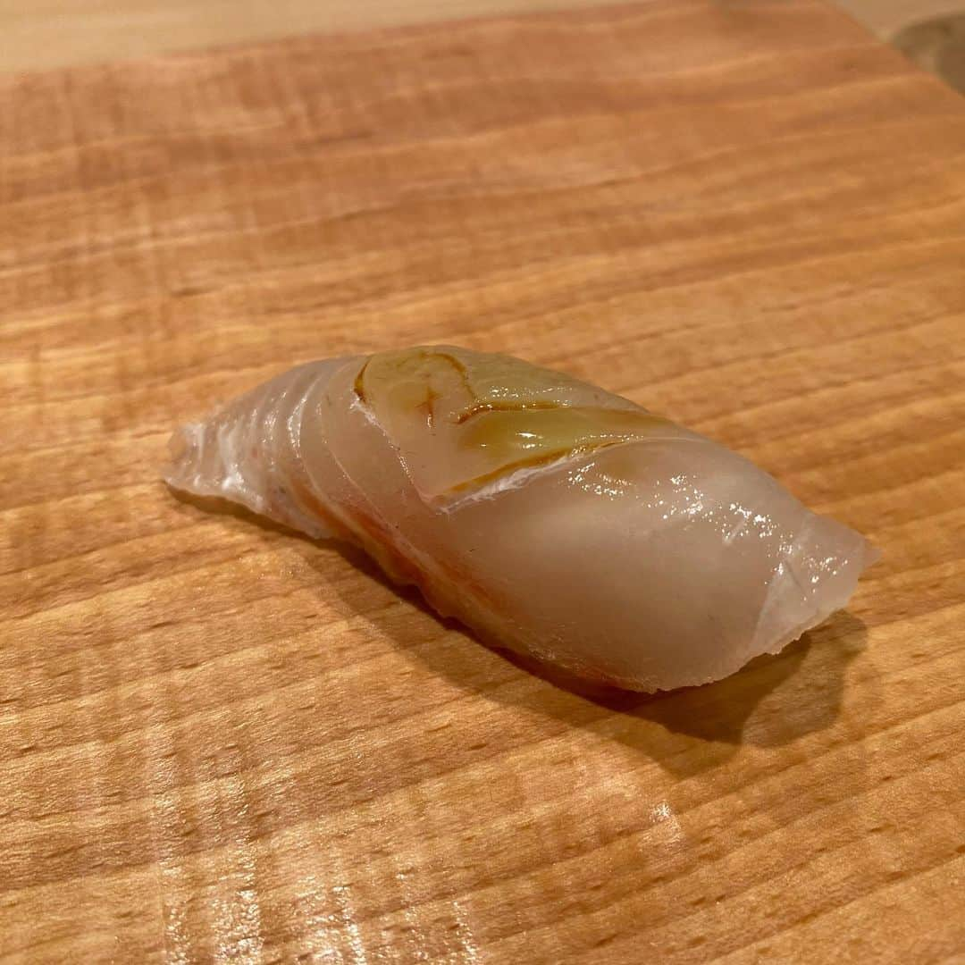 yurieさんのインスタグラム写真 - (yurieInstagram)「紀尾井町三谷🍣 何ヶ月か前の☺️  たまたま電話したら取れたの🤙  お鮨が好きすぎて毎日食べれる☺️❤️  特に好きなネタは ウニ、貝系❤️  大トロは一貫で満足☺️  ご飯に合わせて飲むお酒が好き🍶  写真見てたらお鮨食べたなくなってきたよ〜🥺❤️  #鮨好きな人と繋がりたい  #鮨スタグラム　#紀尾井町三谷　#東カレグルメ #東京グルメ　#foodporn #sushistargram  #tokyogourmet #三谷」1月31日 14時09分 - yurie808golf