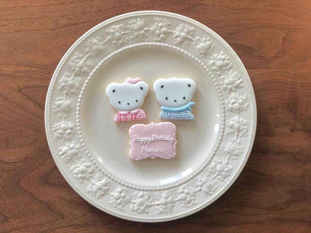 西木恵美里さんのインスタグラム写真 - (西木恵美里Instagram)「インナーをビビッドにするとオシャレ感出る、、、気がする🤭  シンプルかわいい🎀  #アイシングクッキー #バースデークッキー」1月31日 14時09分 - kamiyaemily