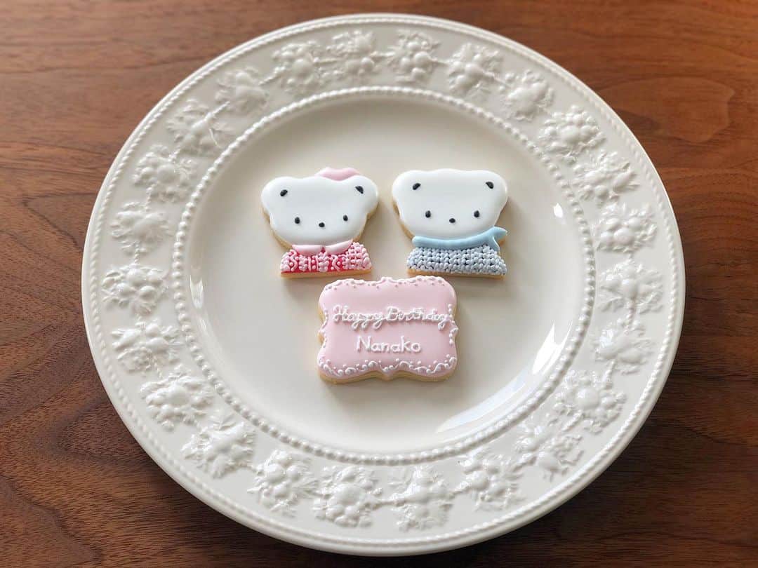 西木恵美里さんのインスタグラム写真 - (西木恵美里Instagram)「インナーをビビッドにするとオシャレ感出る、、、気がする🤭  シンプルかわいい🎀  #アイシングクッキー #バースデークッキー」1月31日 14時09分 - kamiyaemily