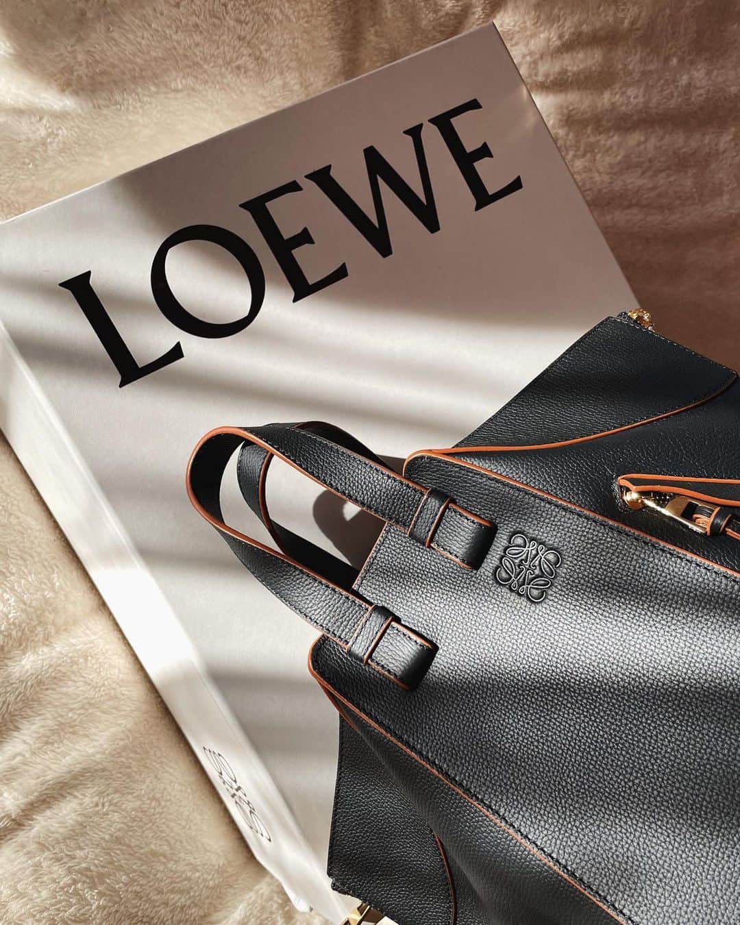 桃華絵里さんのインスタグラム写真 - (桃華絵里Instagram)「@loewe 🖤 new in  #loewe #love #cocoro #new #bag #fashion」1月31日 14時13分 - _momoka828_